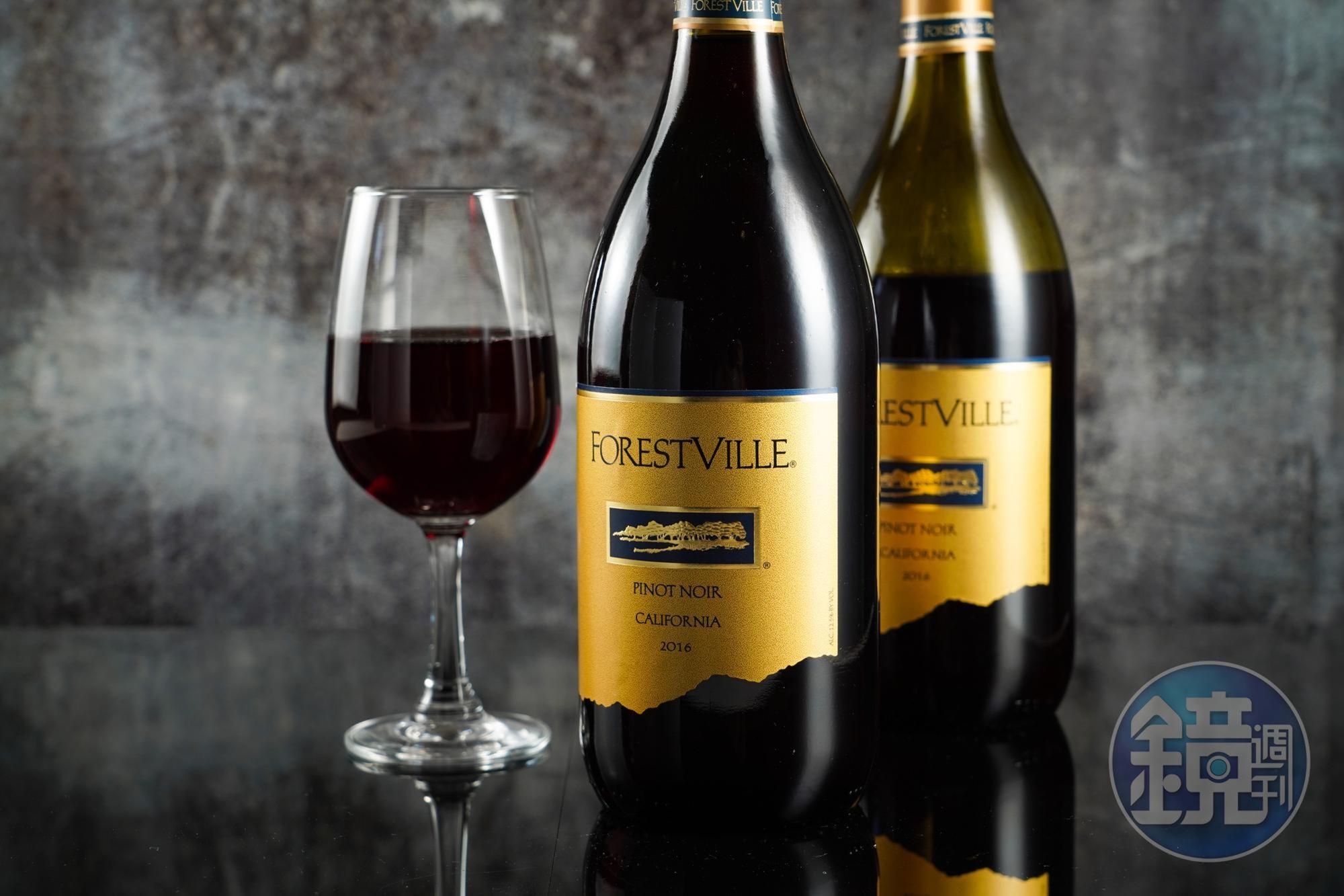 「Forestville Vineyards 黑皮諾紅葡萄酒」 聞起來有橡木味道,結構簡單、酒感輕薄,尾韻帶點酸味。(469元/瓶)