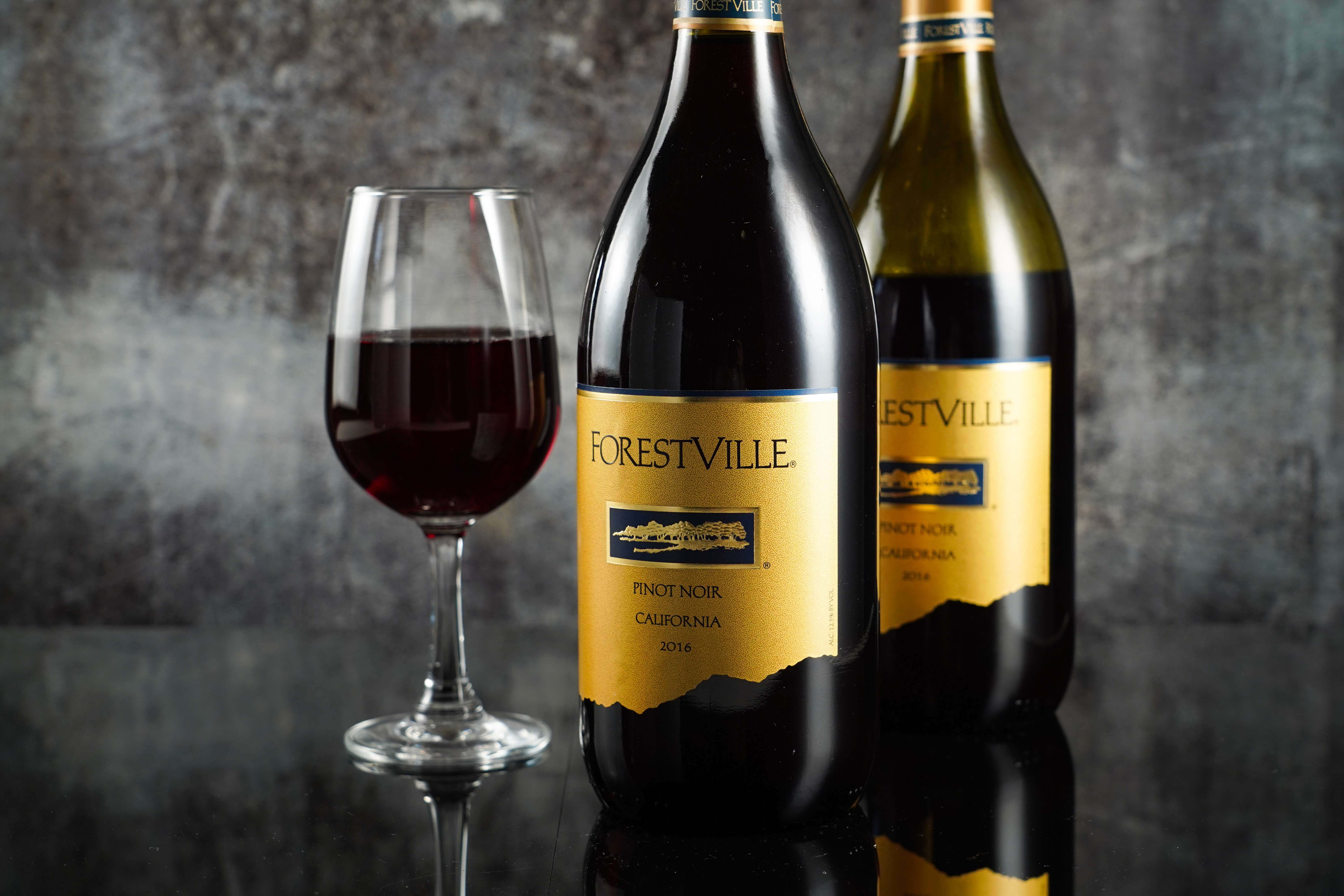 「Forestville Vineyards 黑皮諾紅葡萄酒」 聞起來有橡木味道，結構簡單、酒感輕薄，尾韻帶點酸味。（469元／瓶）