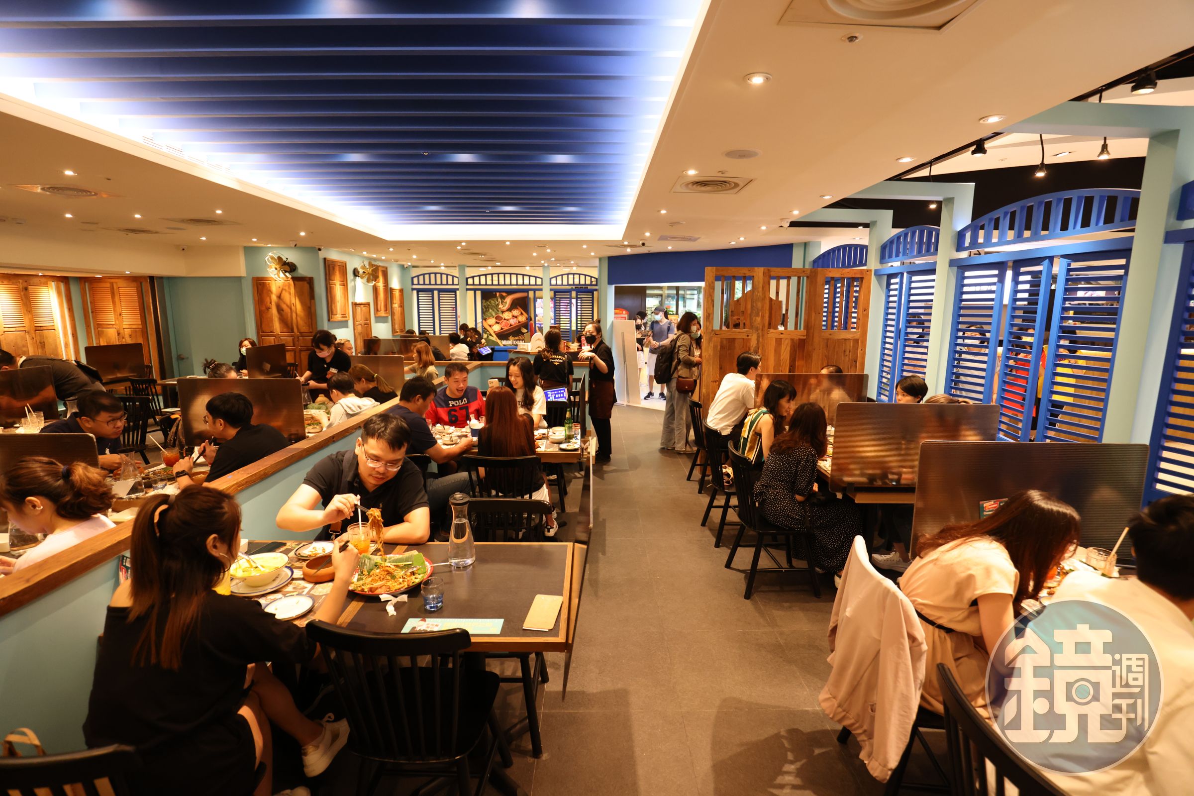 店內以藍色窗框，復古木櫃和電扇，還原泰國總店的用餐氛圍。