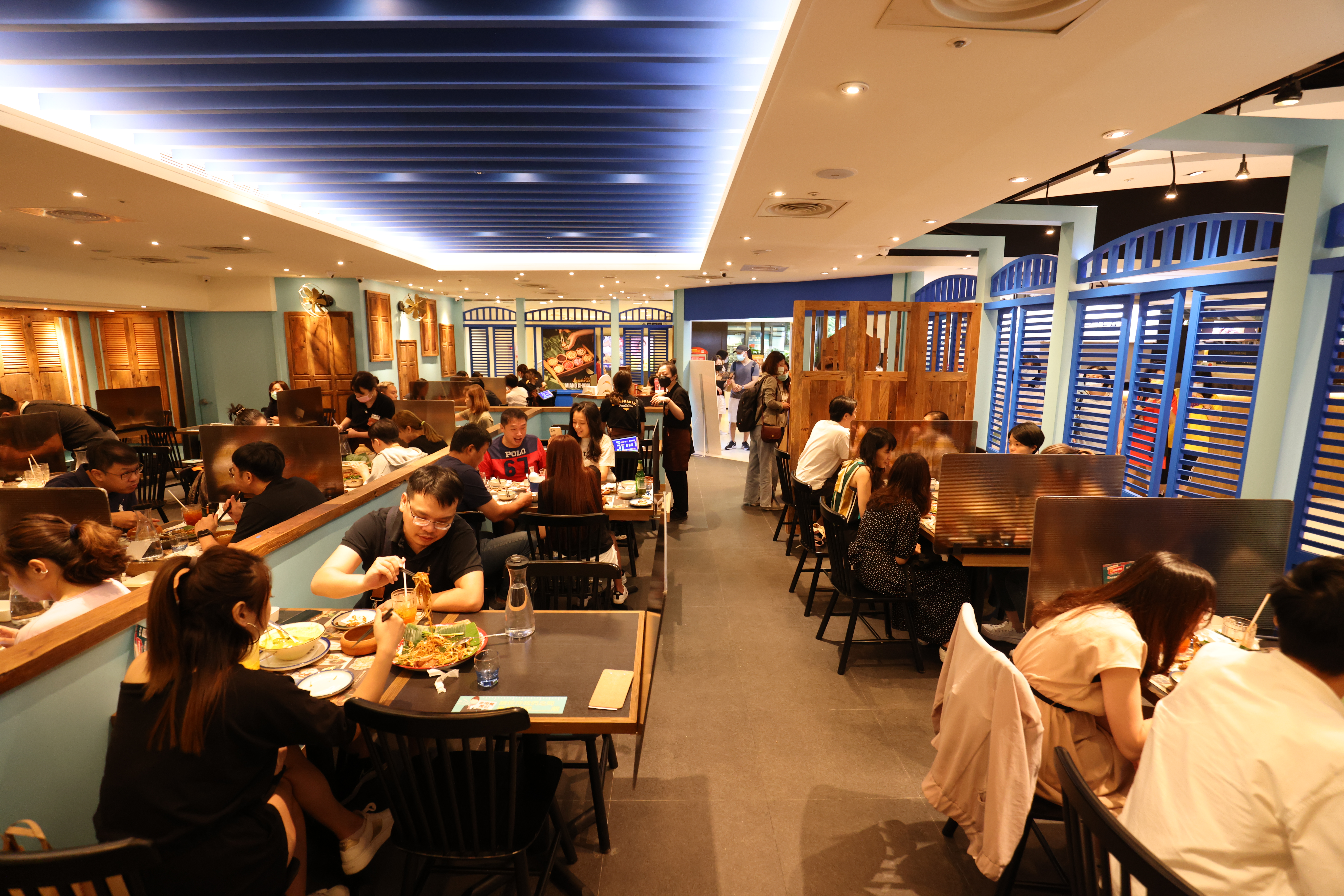 店內以藍色窗框，復古木櫃和電扇，還原泰國總店的用餐氛圍。