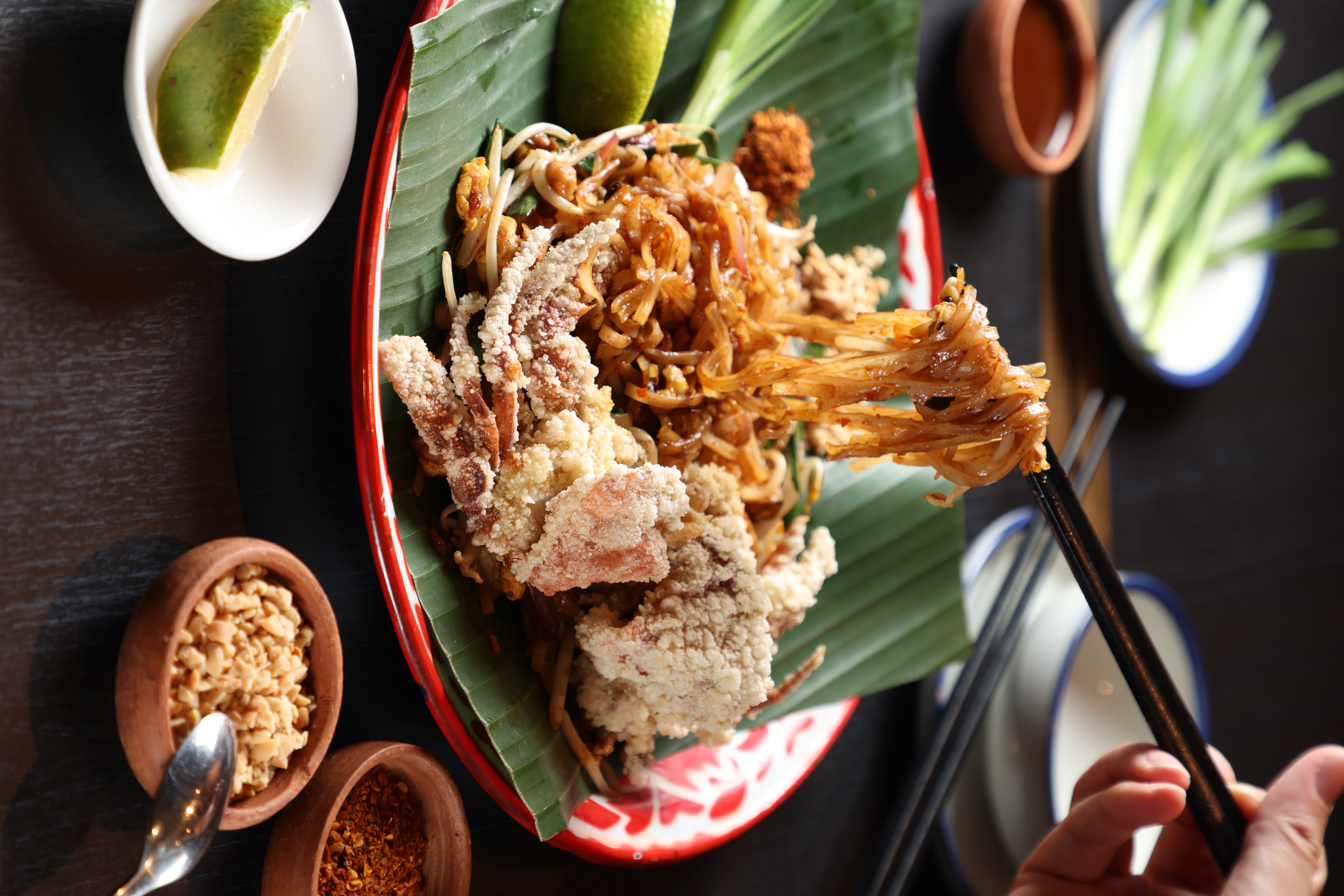 「軟殼蟹炒河粉」用18種辛香料調成的醬汁翻炒河粉， 滋味酸甜生津、鹹辣涮嘴，蟹肉鮮美。（328元／份） 
