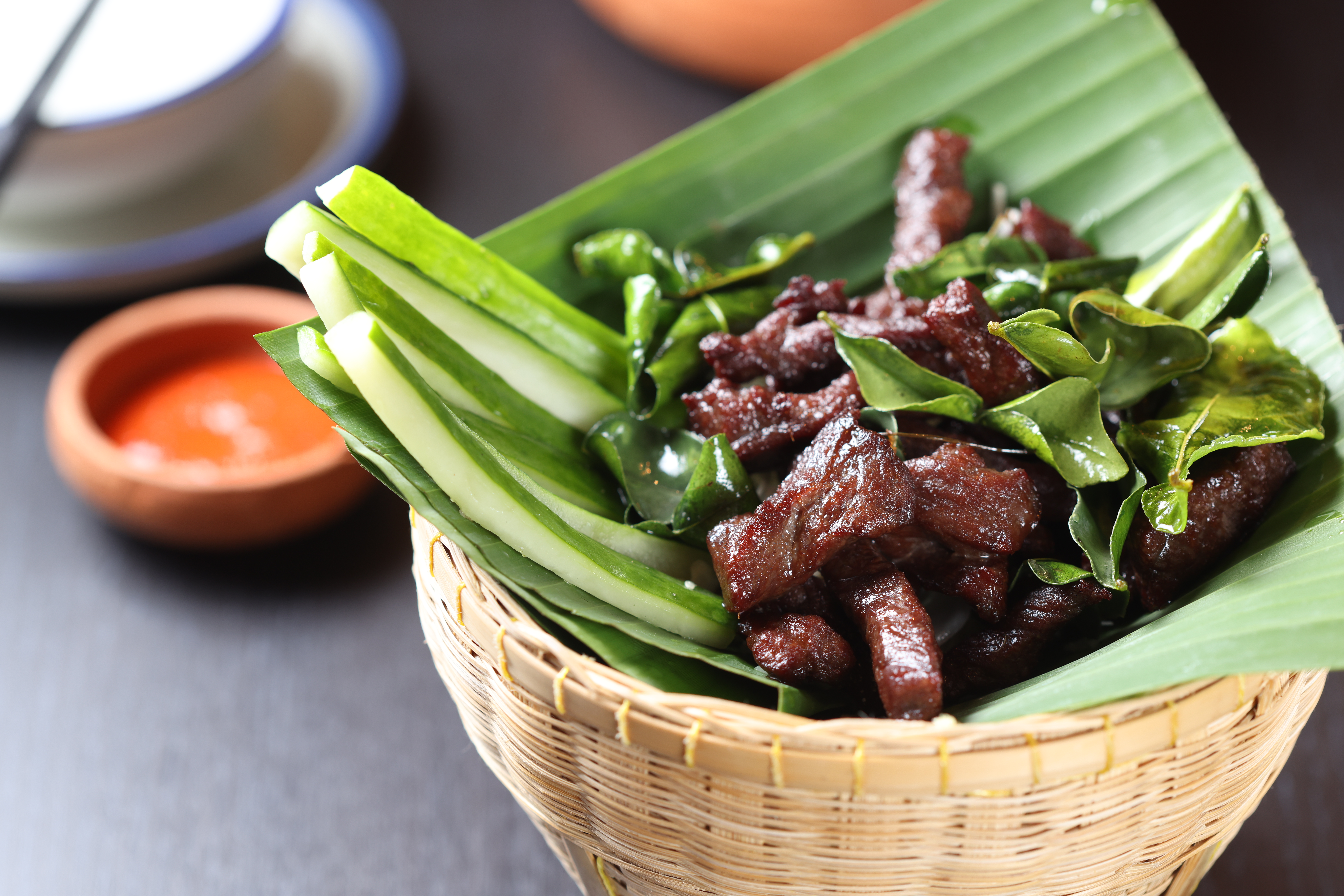 「熟成風乾牛肉」甜香有嚼勁，搭配酥炸的箭葉橙葉， 能增添柑橘香氣。（298元／份） 