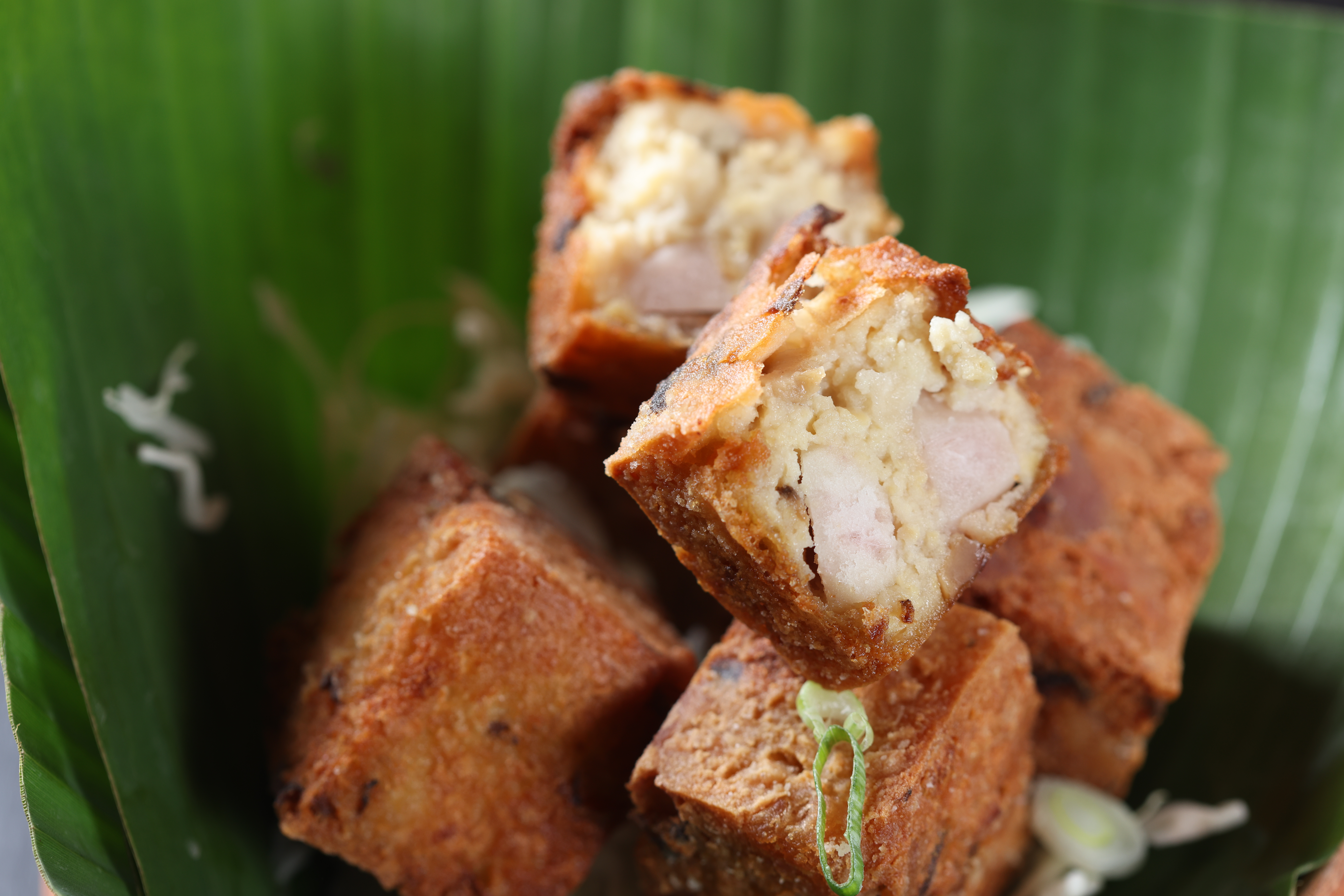 「厚工芋香金磚」 外皮炸得酥脆，內餡香氣迷人，吃得到芋頭丁、香菇絲和豆腐碎末。（228 元／份） 