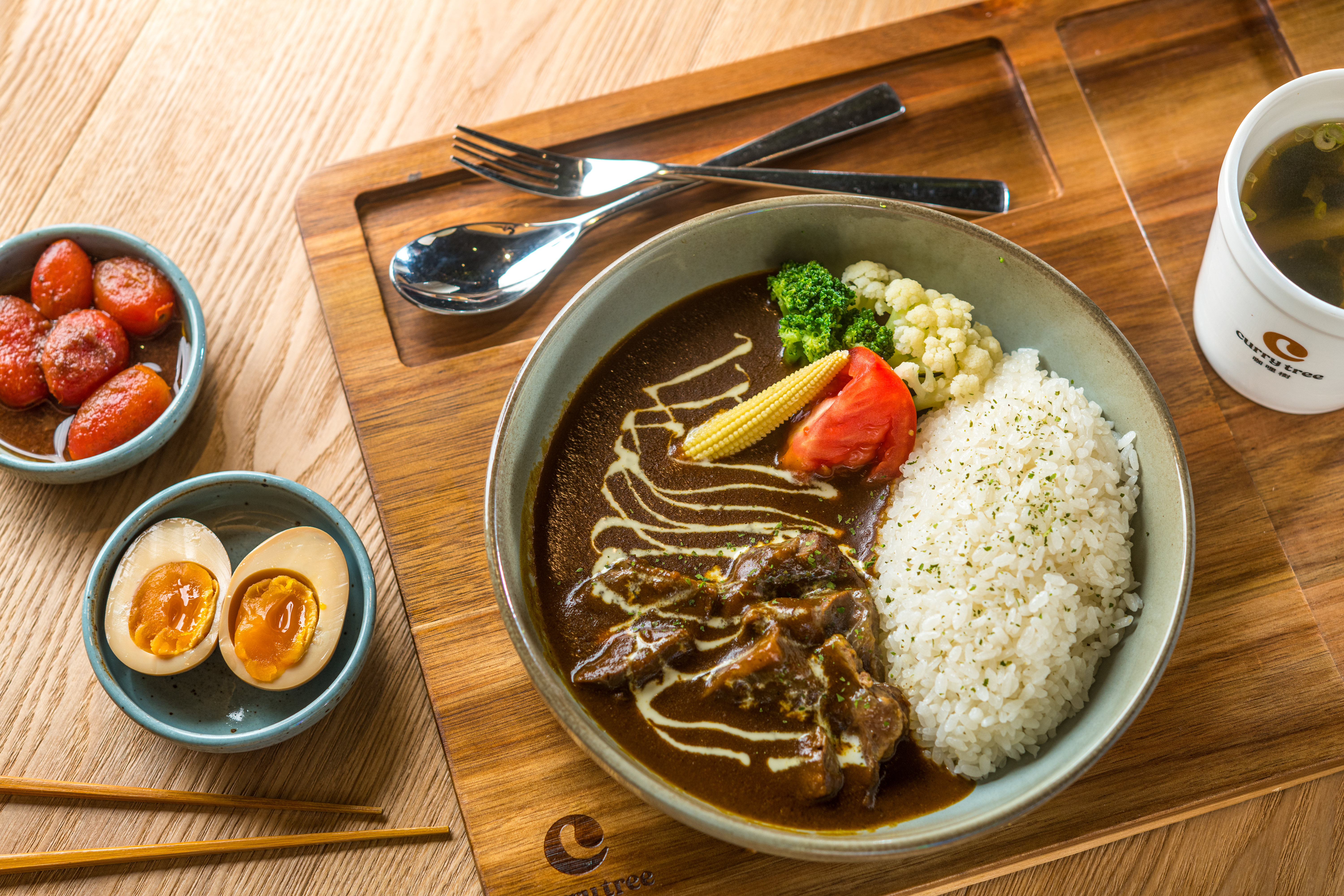 「咖哩樹」主打用大量水果泥和辛香料，熬出濃厚風格的日式咖哩。