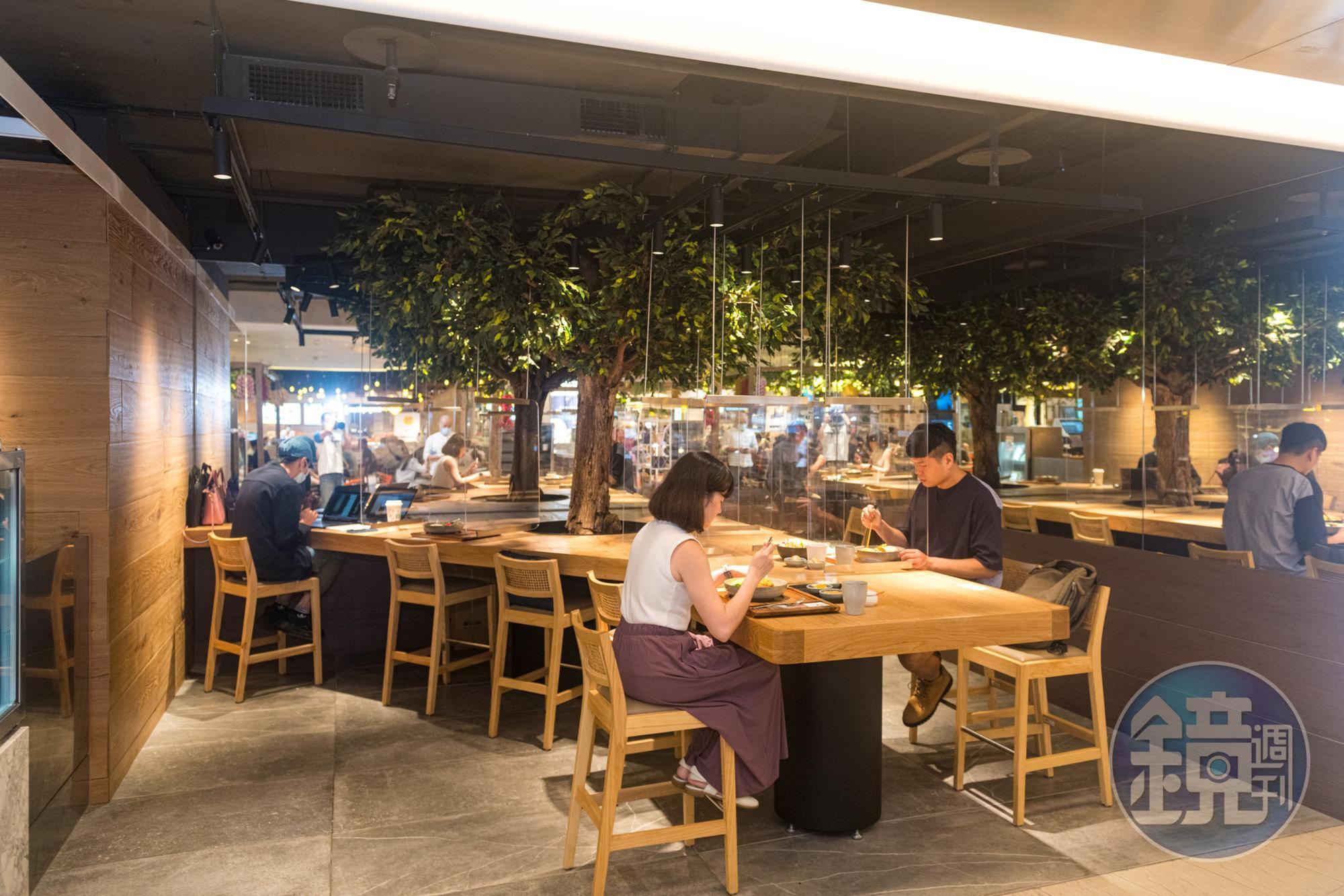 用餐區有顆大樹，呼應店家使用天然蔬果、辛香料熬咖哩醬的概念。 