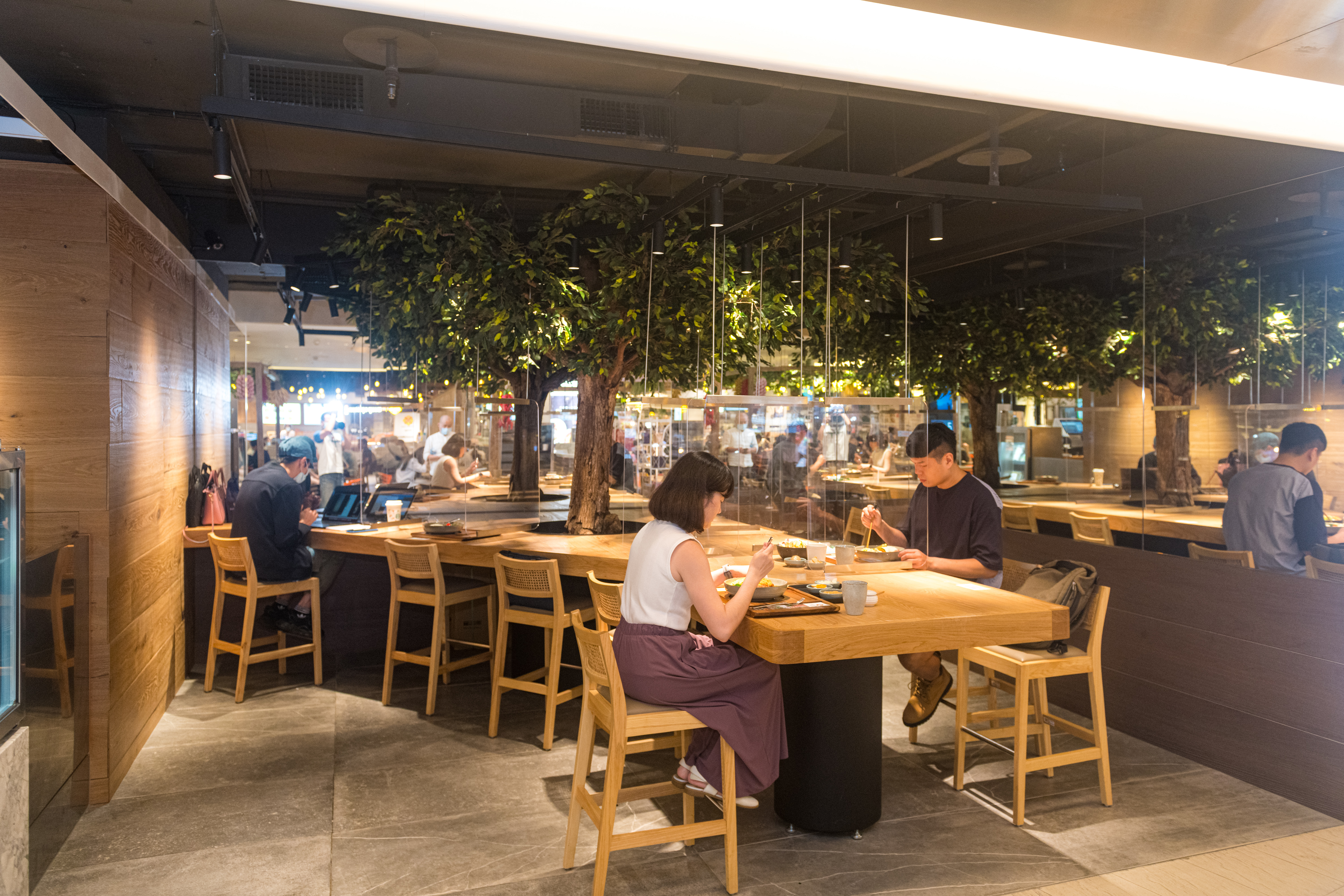 用餐區有顆大樹，呼應店家使用天然蔬果、辛香料熬咖哩醬的概念。 