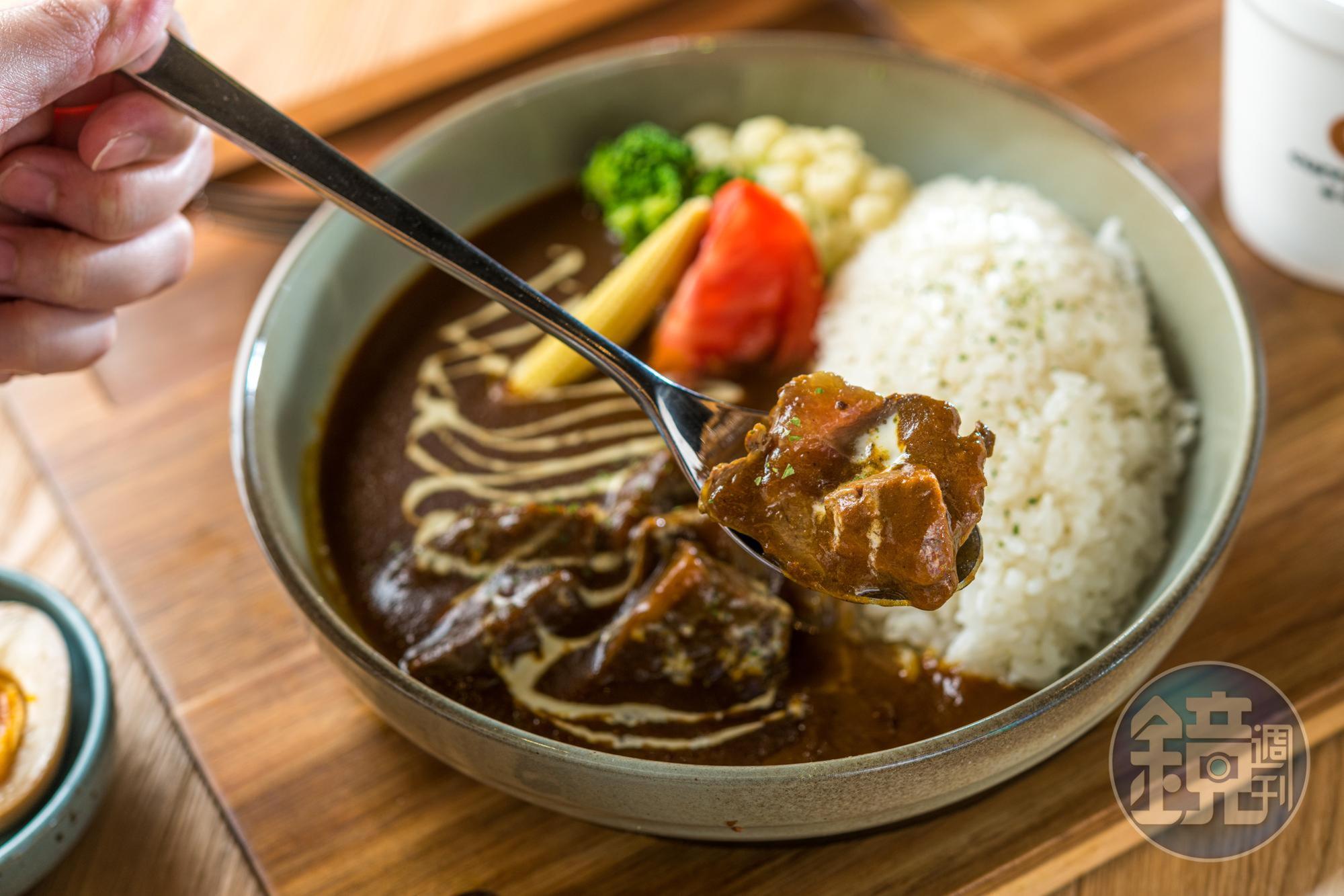 「慢燉牛咖哩飯」醬汁的水果味很濃郁，腱子肉塊燉得透爛，連帶筋部位也變得軟彈好咀嚼。（258元／份）