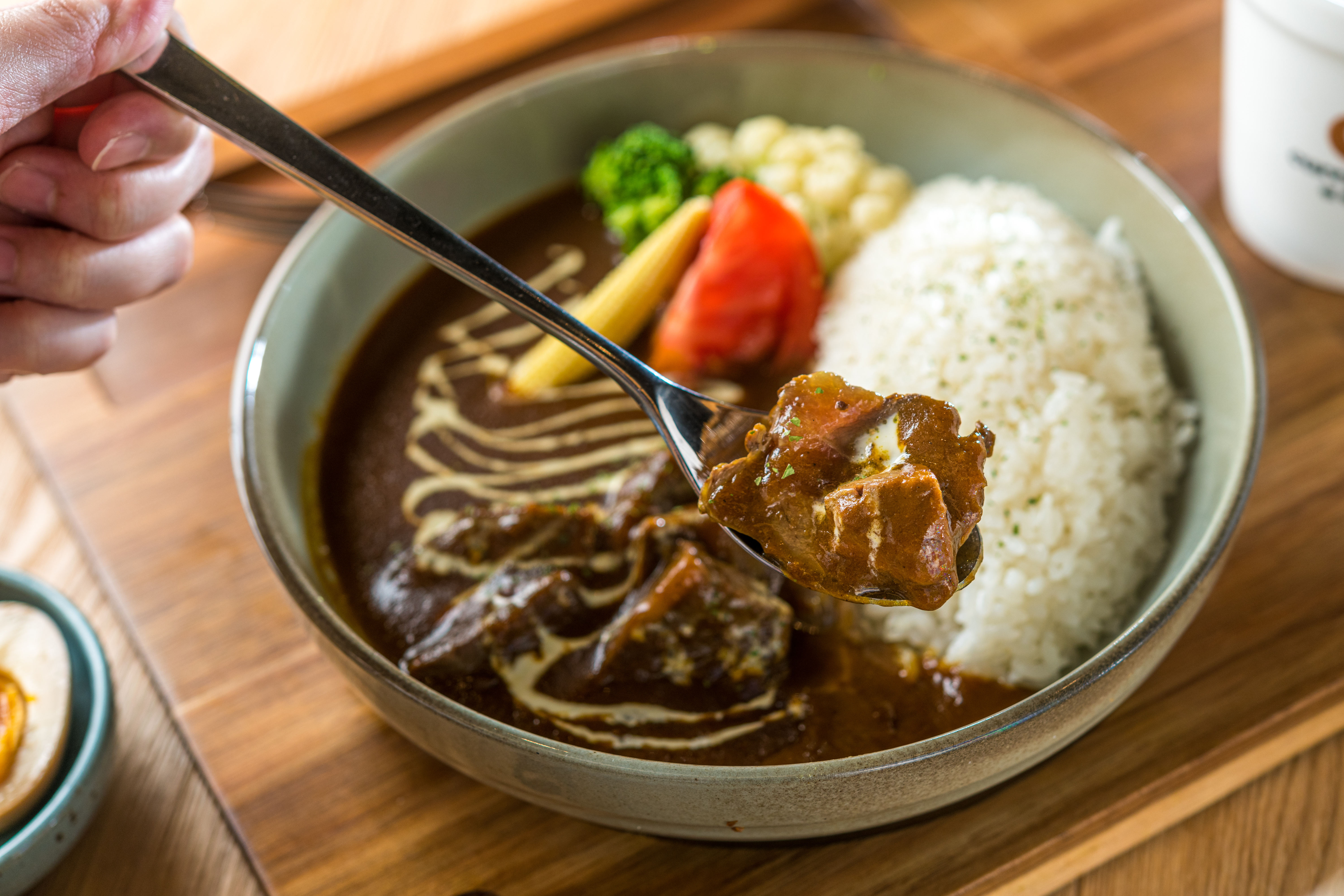 「慢燉牛咖哩飯」醬汁的水果味很濃郁，腱子肉塊燉得透爛，連帶筋部位也變得軟彈好咀嚼。（258元／份）