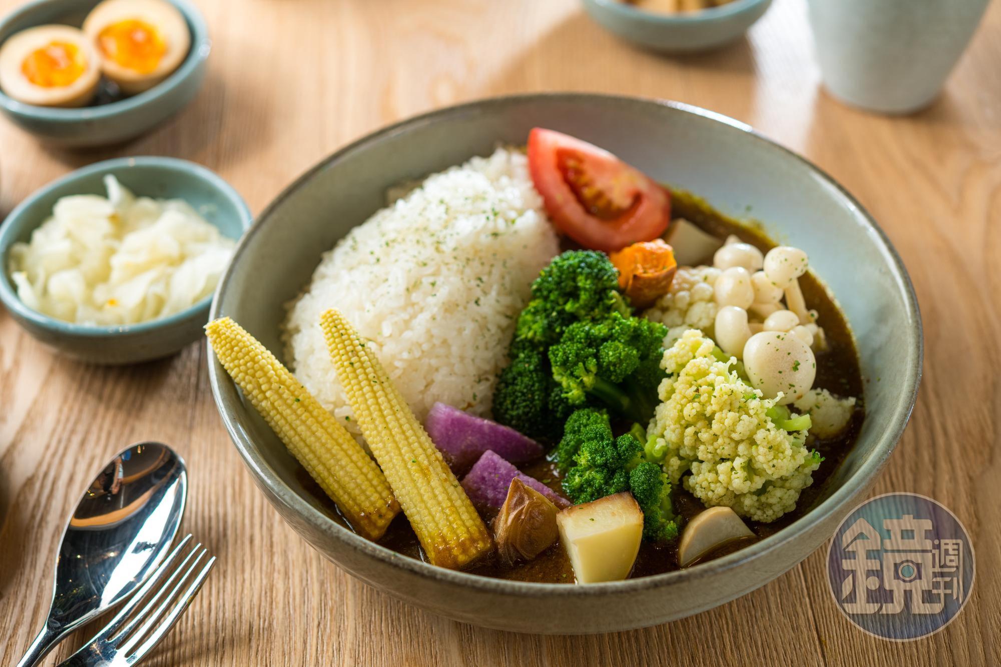 「蔬食五色咖哩飯」會依時令更換蔬菜種類，咖哩醬滋味清爽、甜味很足。（188元／份）