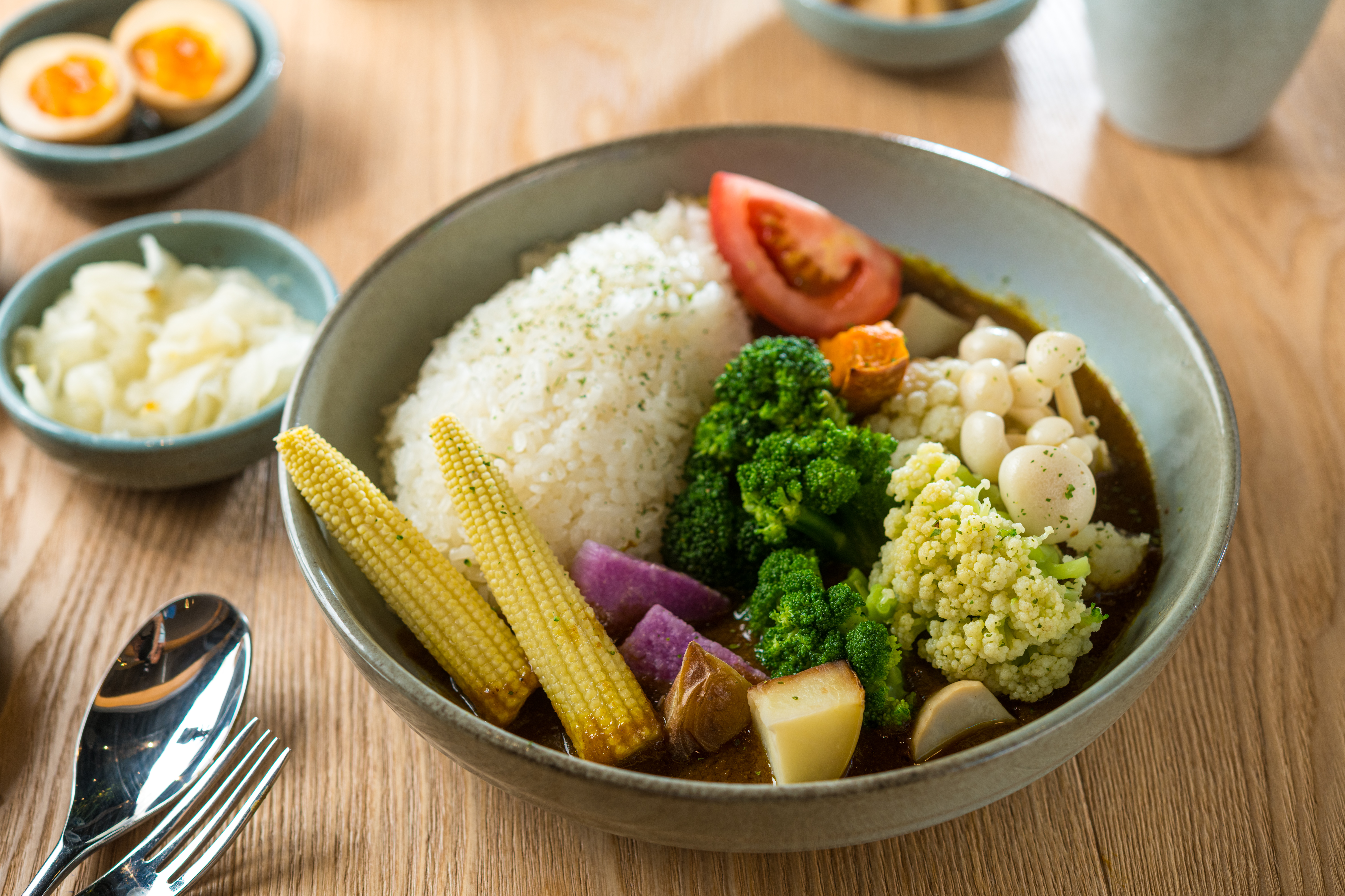 「蔬食五色咖哩飯」會依時令更換蔬菜種類，咖哩醬滋味清爽、甜味很足。（188元／份）