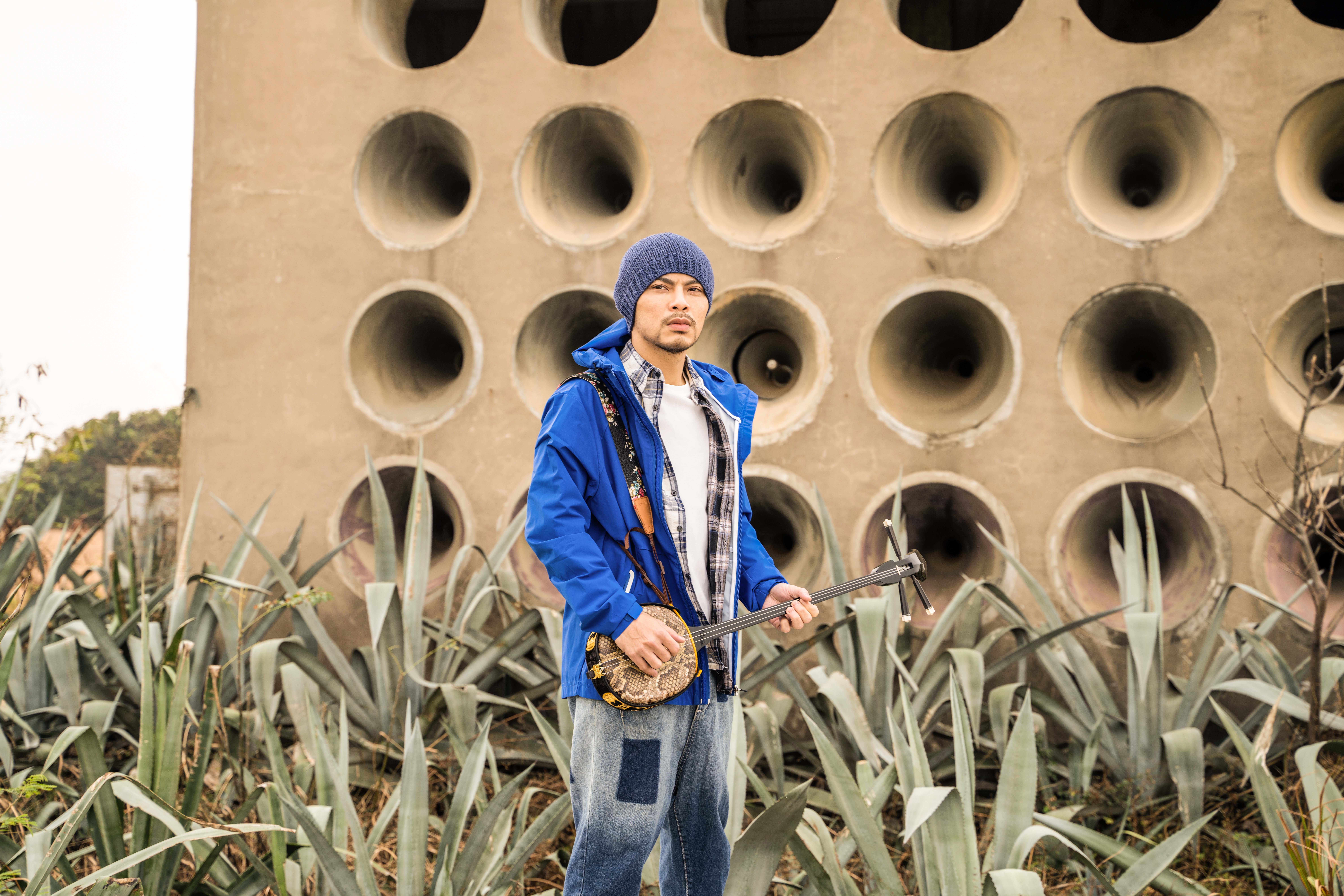 大馬鬼才黃明志推廣金門在地觀光，推出單曲〈牆外〉。（亞洲通文創提供）