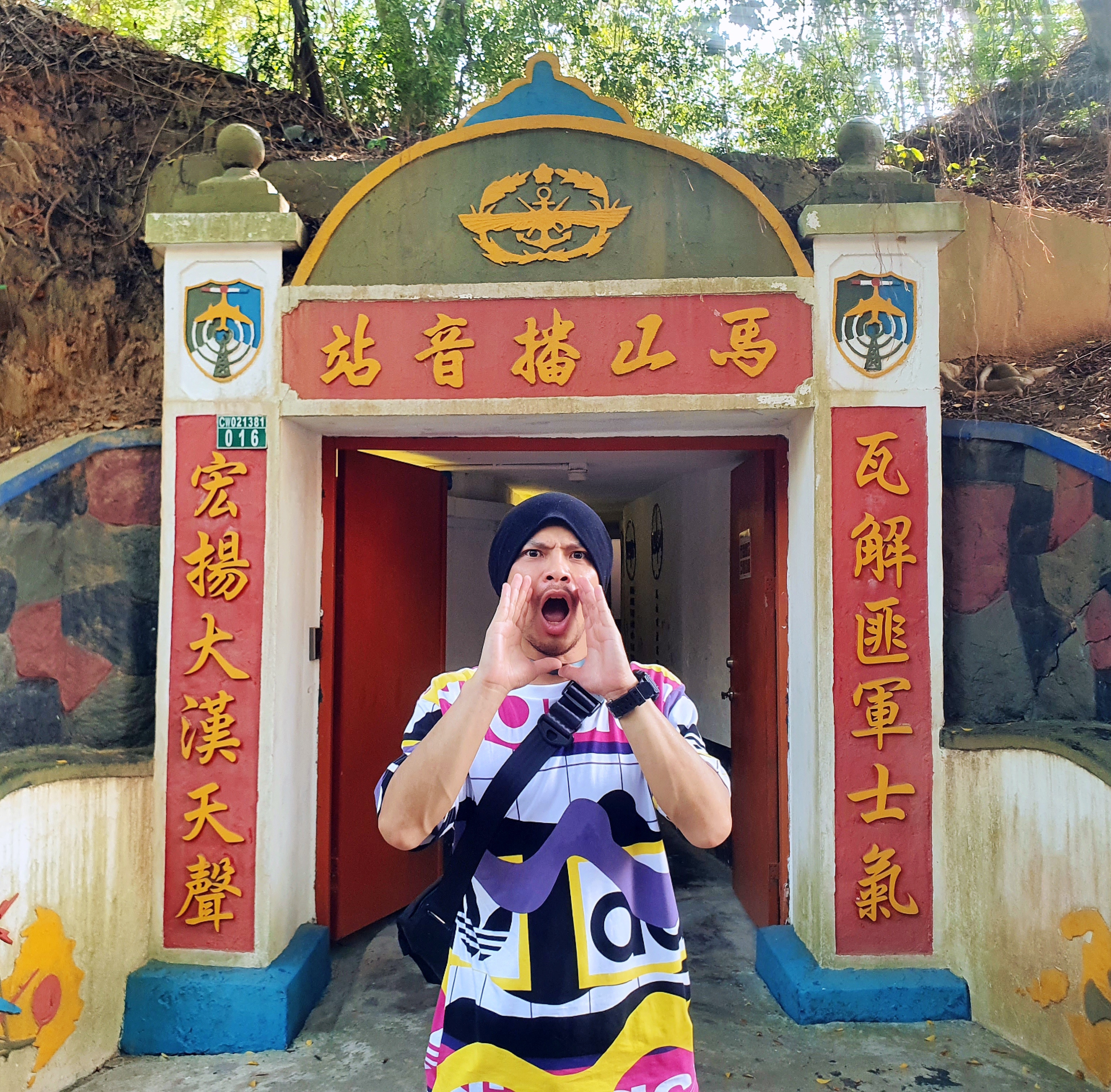 對於金門貢糖,黃明志讚不絕口。(亞洲通文創提供)