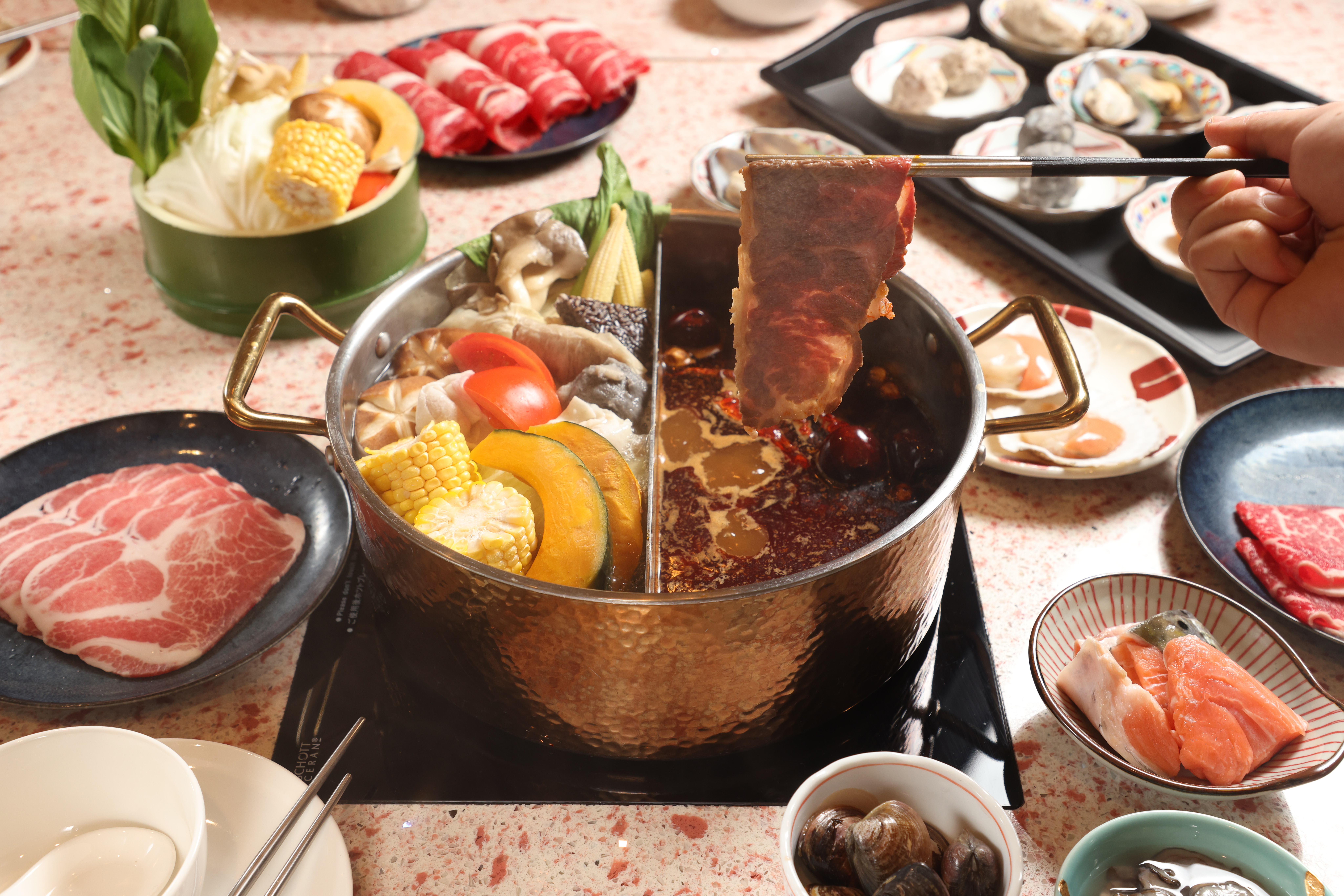 「小福利火鍋會所」不只有火鍋吃到飽，還有豐盛的熟食百匯。