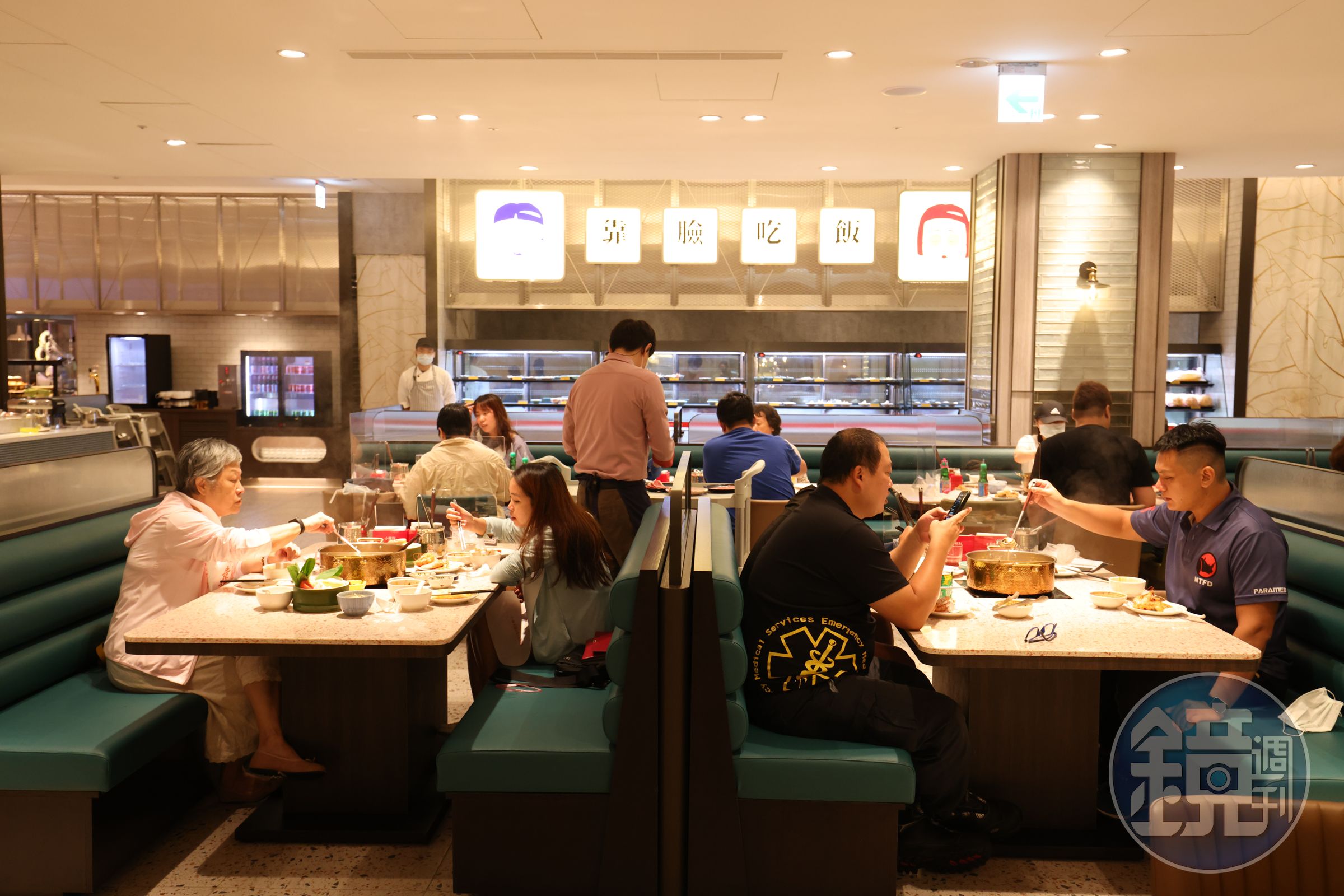用餐區明亮寬敞，沙發椅相當舒適。