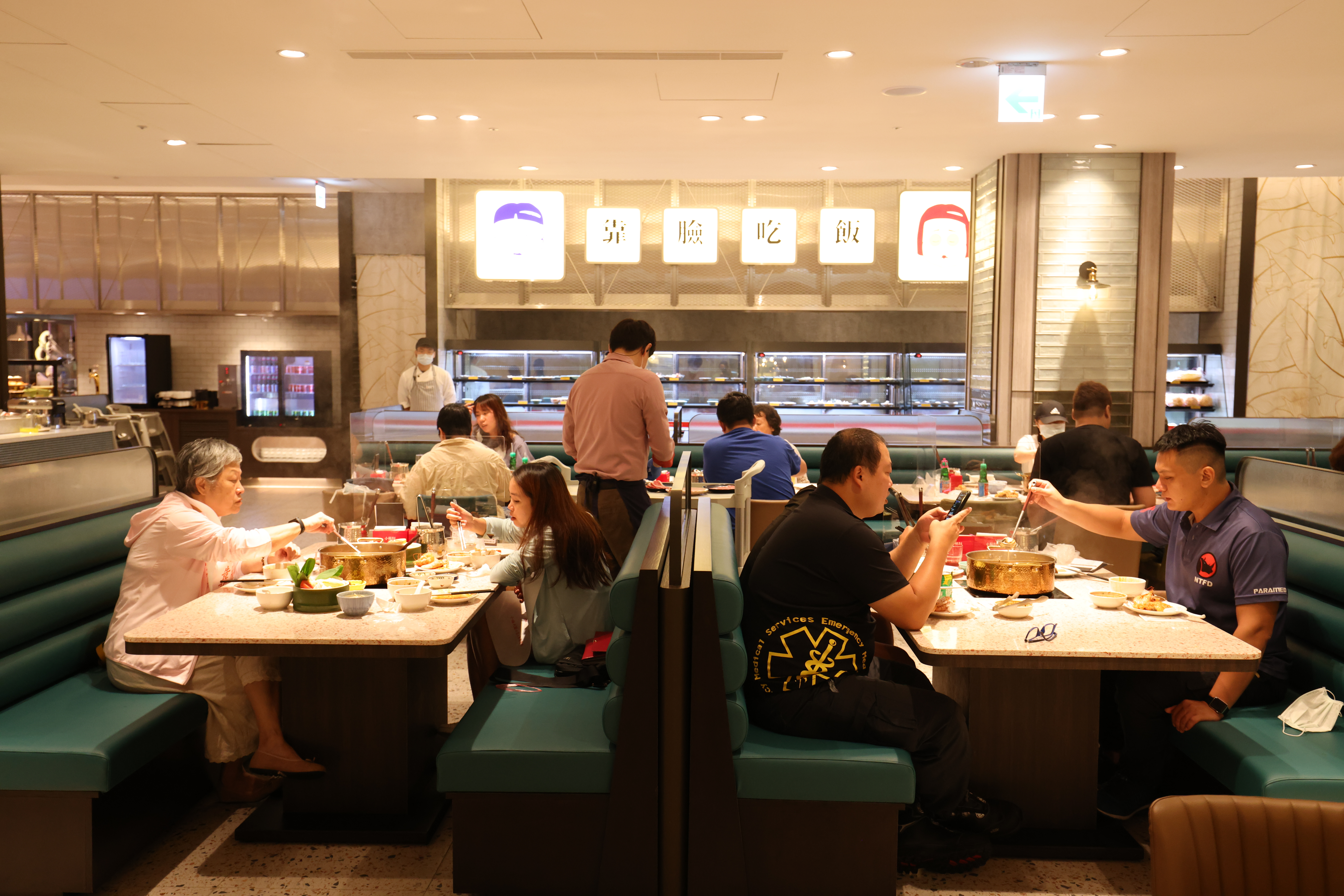 用餐區明亮寬敞，沙發椅相當舒適。