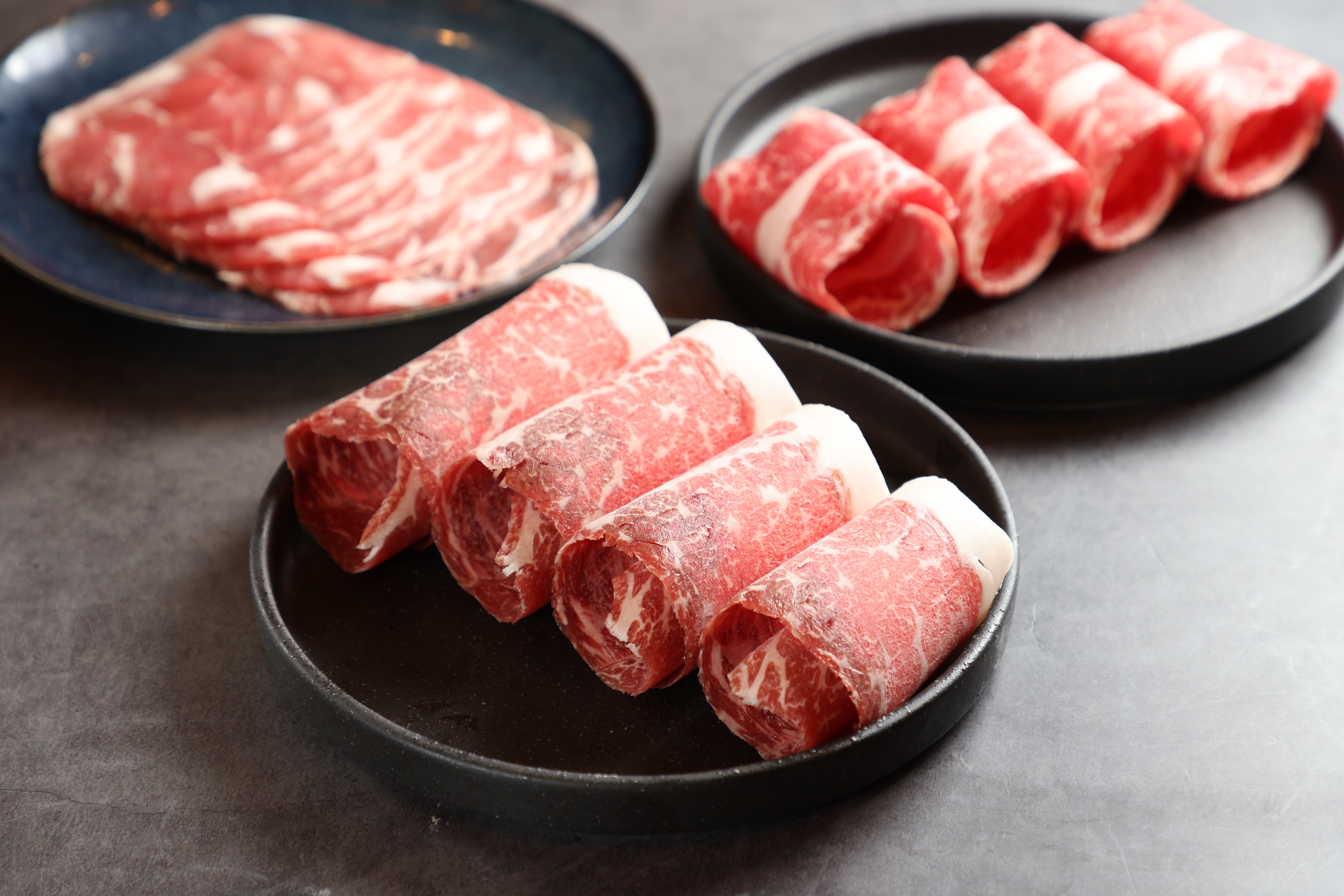 假日來用餐，有升級肉品澳洲黑毛和牛後腿三叉（下）與美國無骨牛小 排（上），近期還新增紐西蘭小羔羊（中）。 