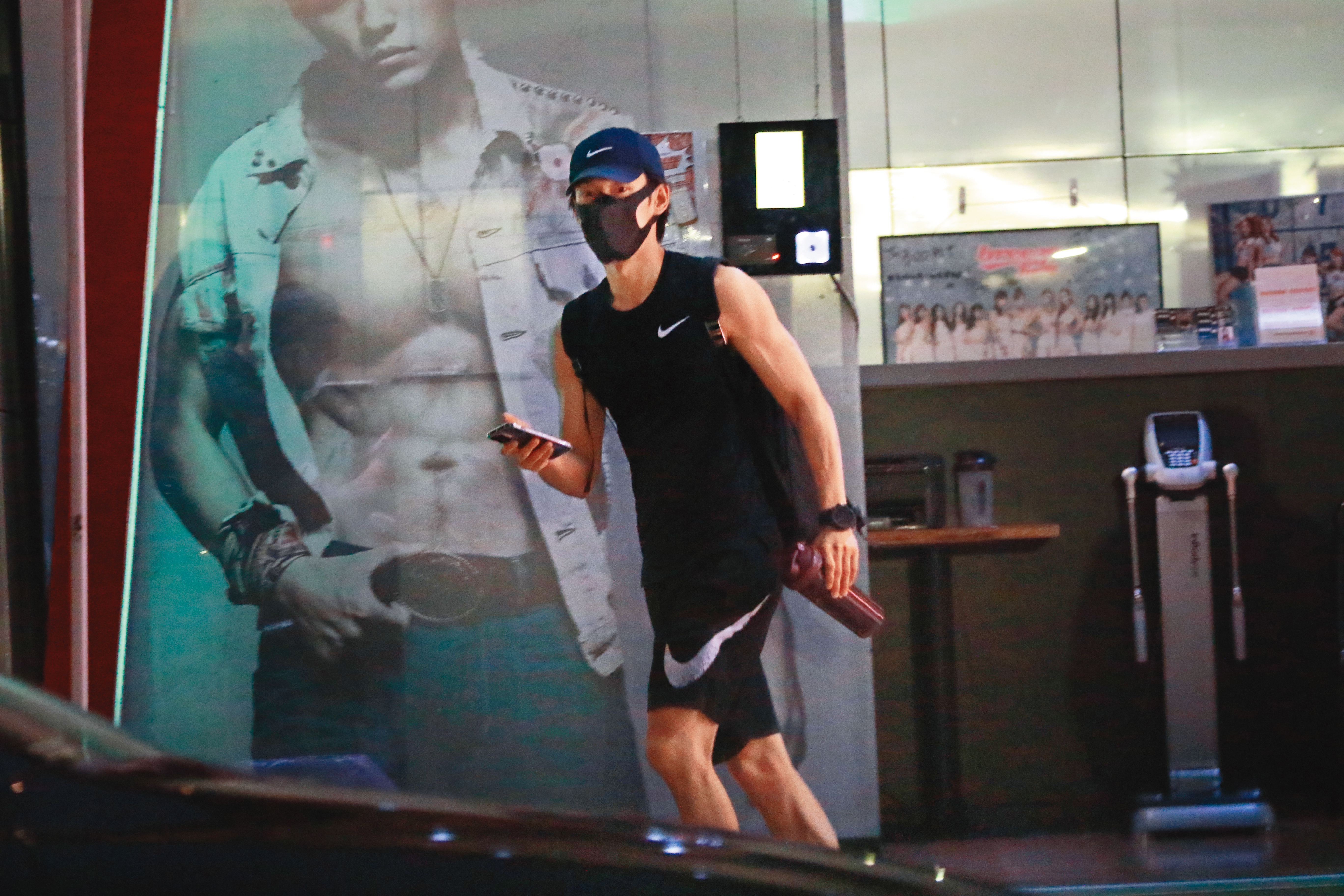 10月25日17：26，張書豪穿一身黑，拿著手機步出台北西門町的健身房。