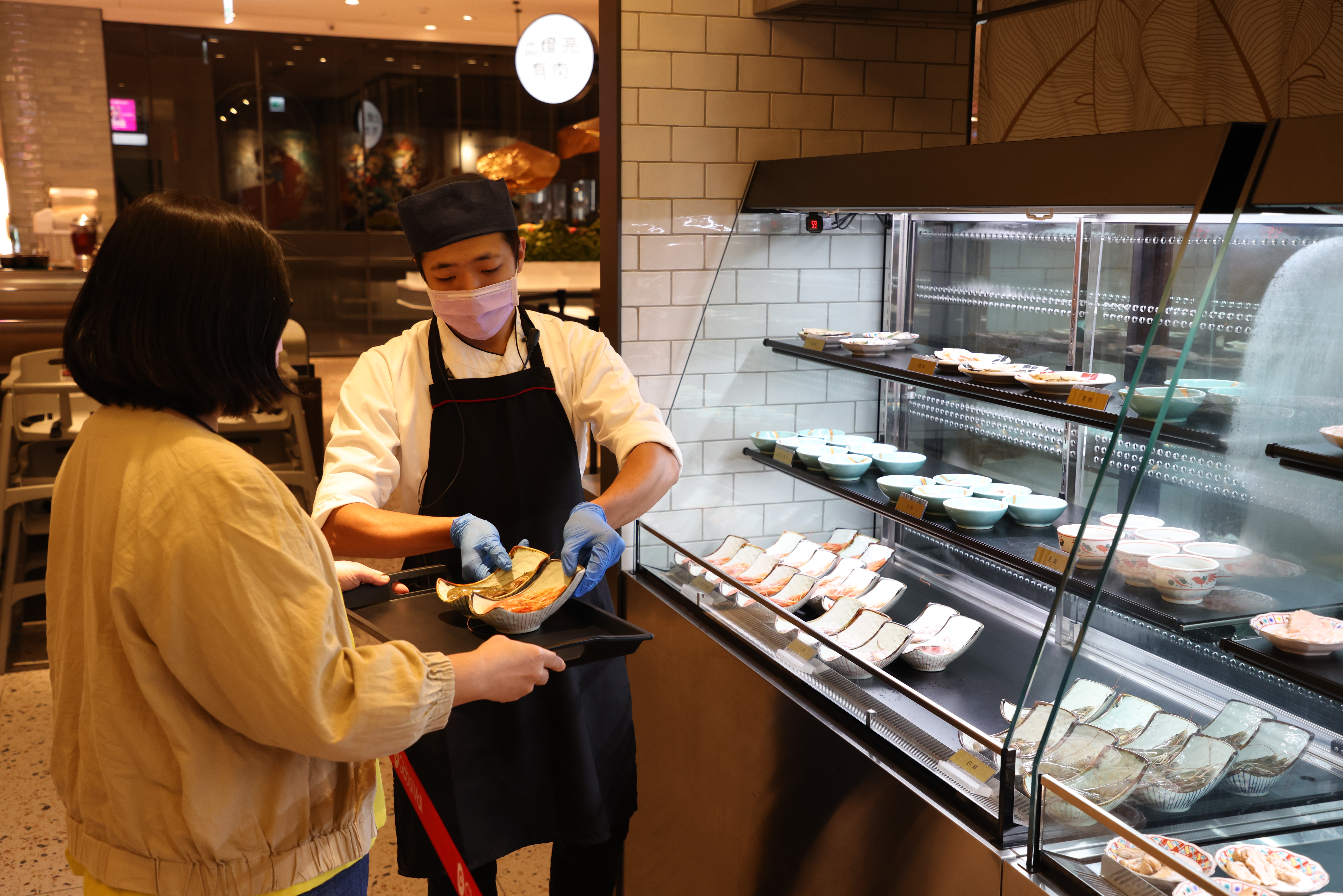 防疫警戒期，火鍋料自助區會由服務員代為夾取，保持衛生。