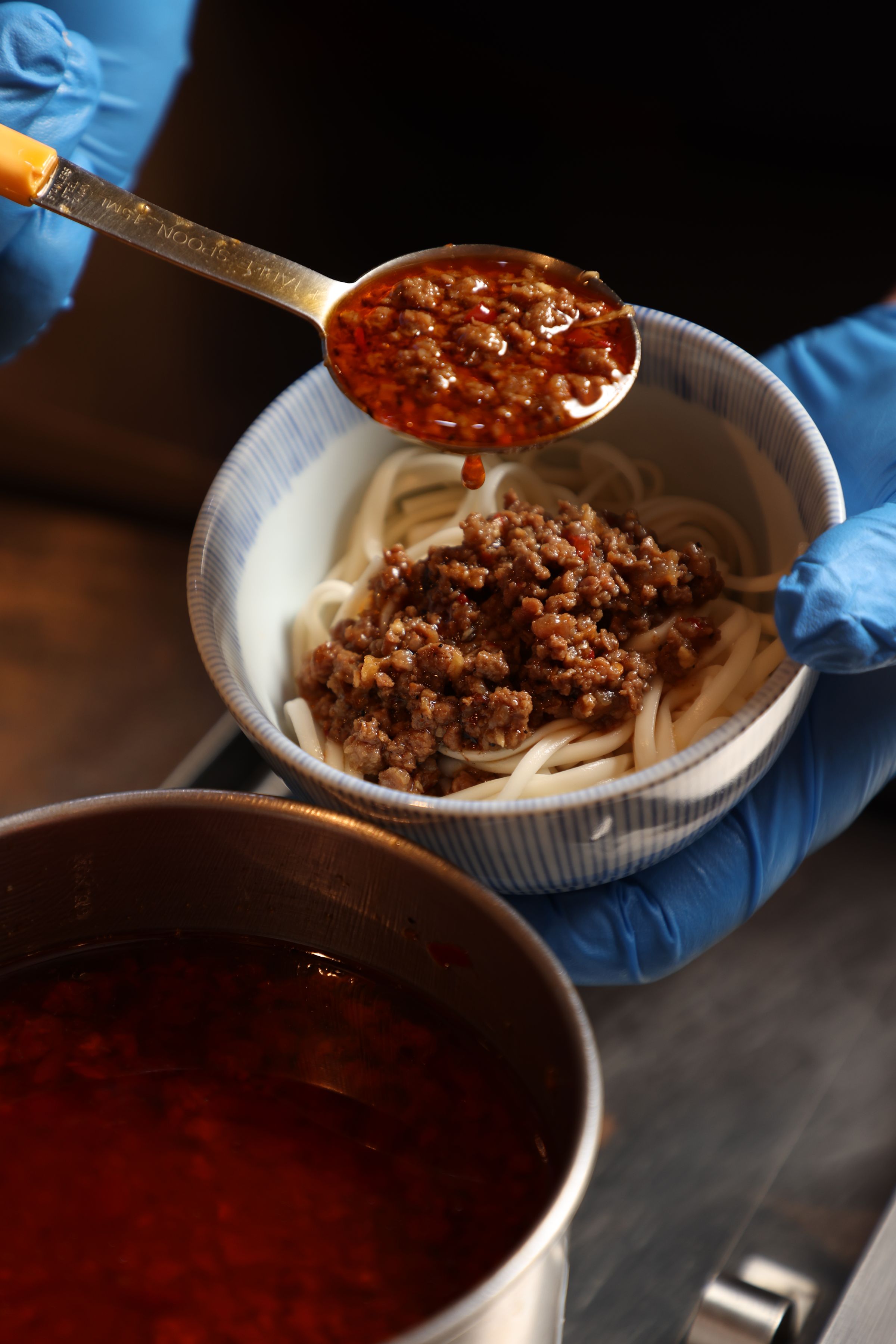 「椒麻牛肉拌麵」的肉醬香氣逼人，拌進麵條辣麻開胃。