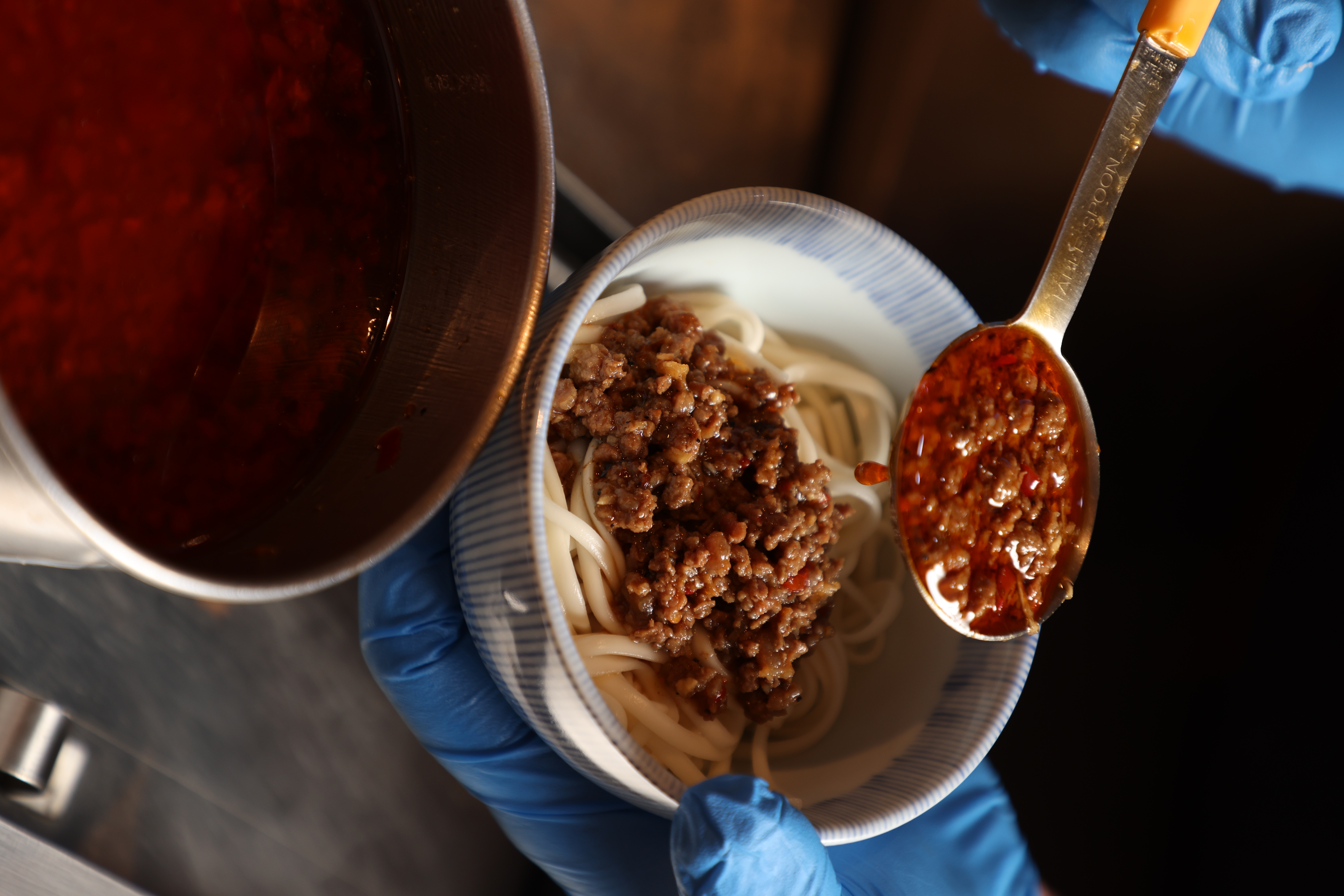 「椒麻牛肉拌麵」的肉醬香氣逼人，拌進麵條辣麻開胃。