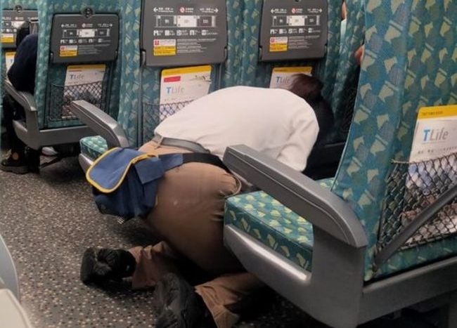 高鐵服務員跪在地上，一排一排的清潔地板。（翻攝自Facebook／爆廢公社）