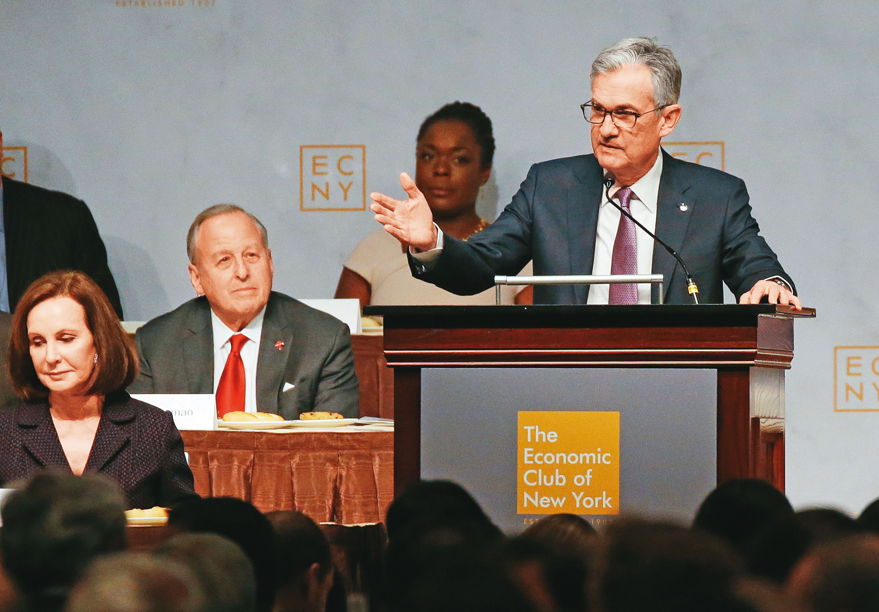 聯準會正式啟動縮減購債，投資人應汰弱留強，掌握長期成長動能的產業。右1為聯準會主席鮑威爾。（東方IC）