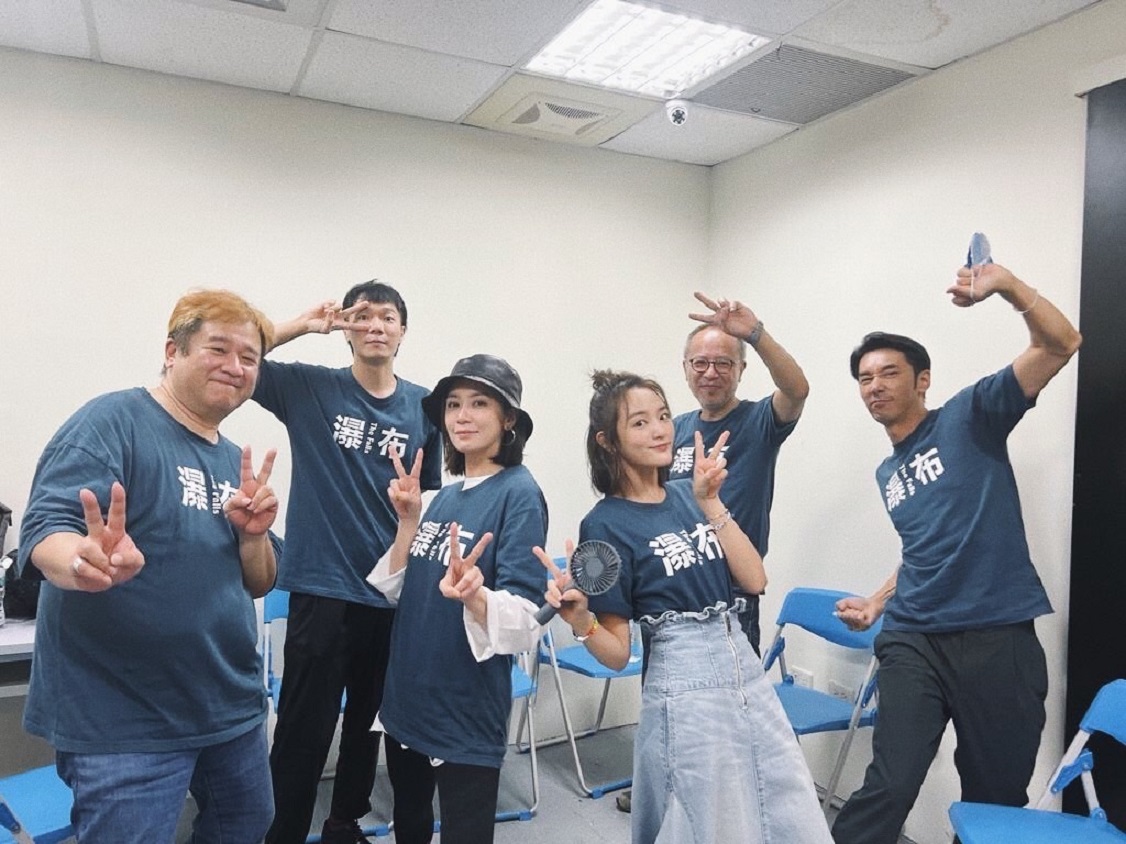 《瀑布》監製瞿友寧與鍾孟宏導演率賈靜雯、王淨、李李仁及電影配樂盧律銘赴高雄開簽名會，答謝觀眾支持，（華映）