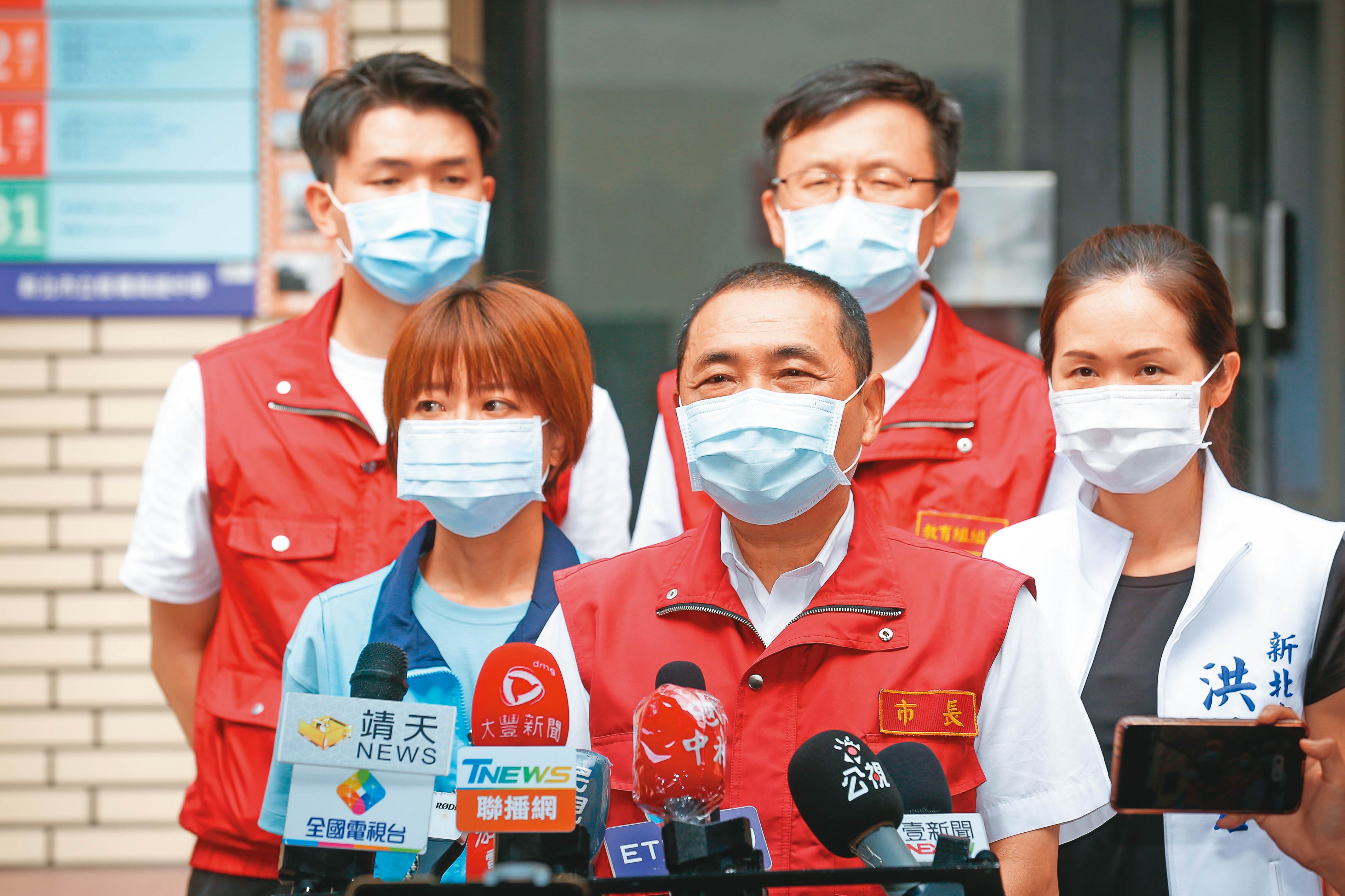 新北市長侯友宜（中）未對公投案明確表達態度，但針對重啟核四議題則強調「沒有核電就沒有核安。」