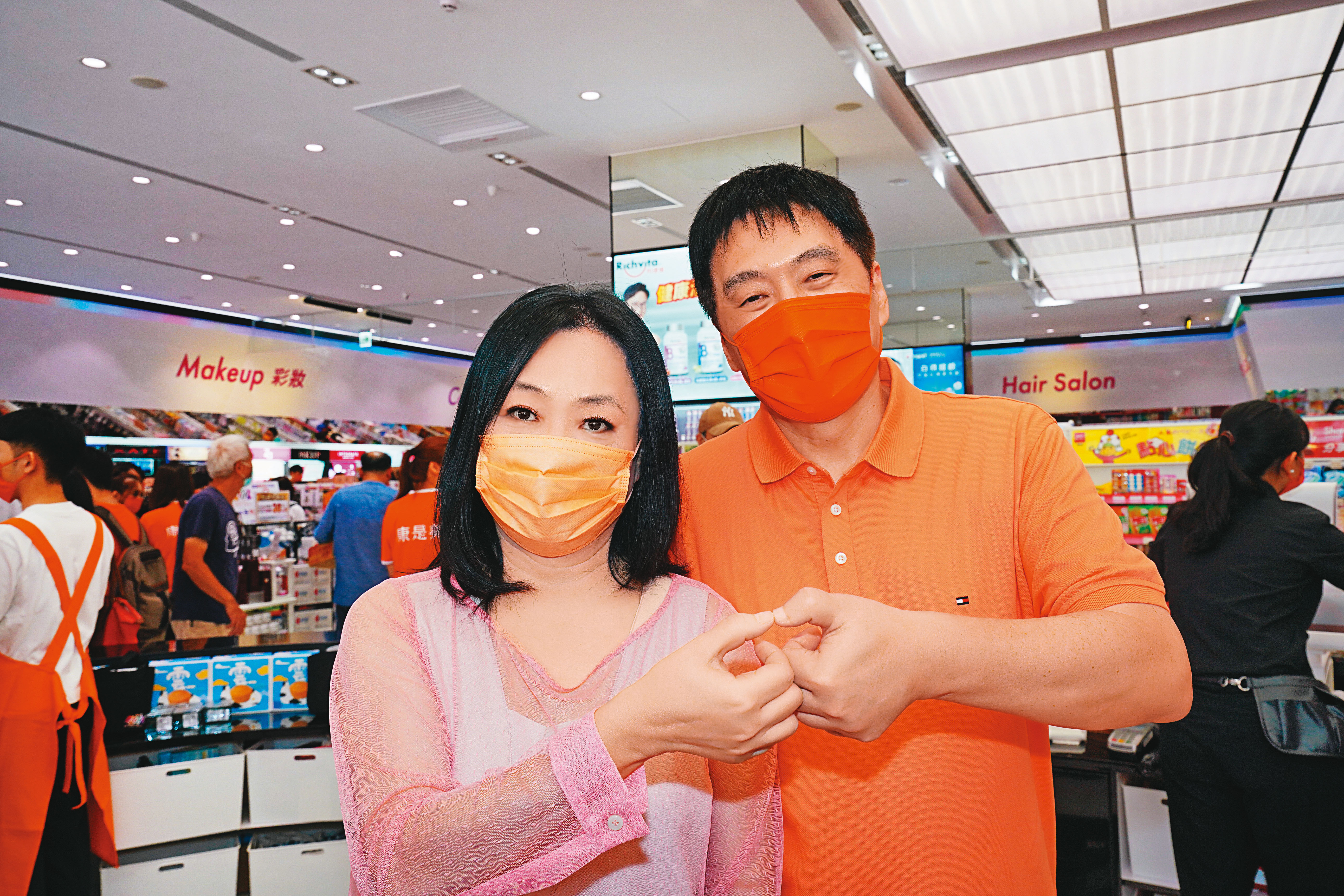 羅智先（右）、高秀玲（左）夫婦聯手出擊，日前開出首家全新「統一集團優質生活館」。