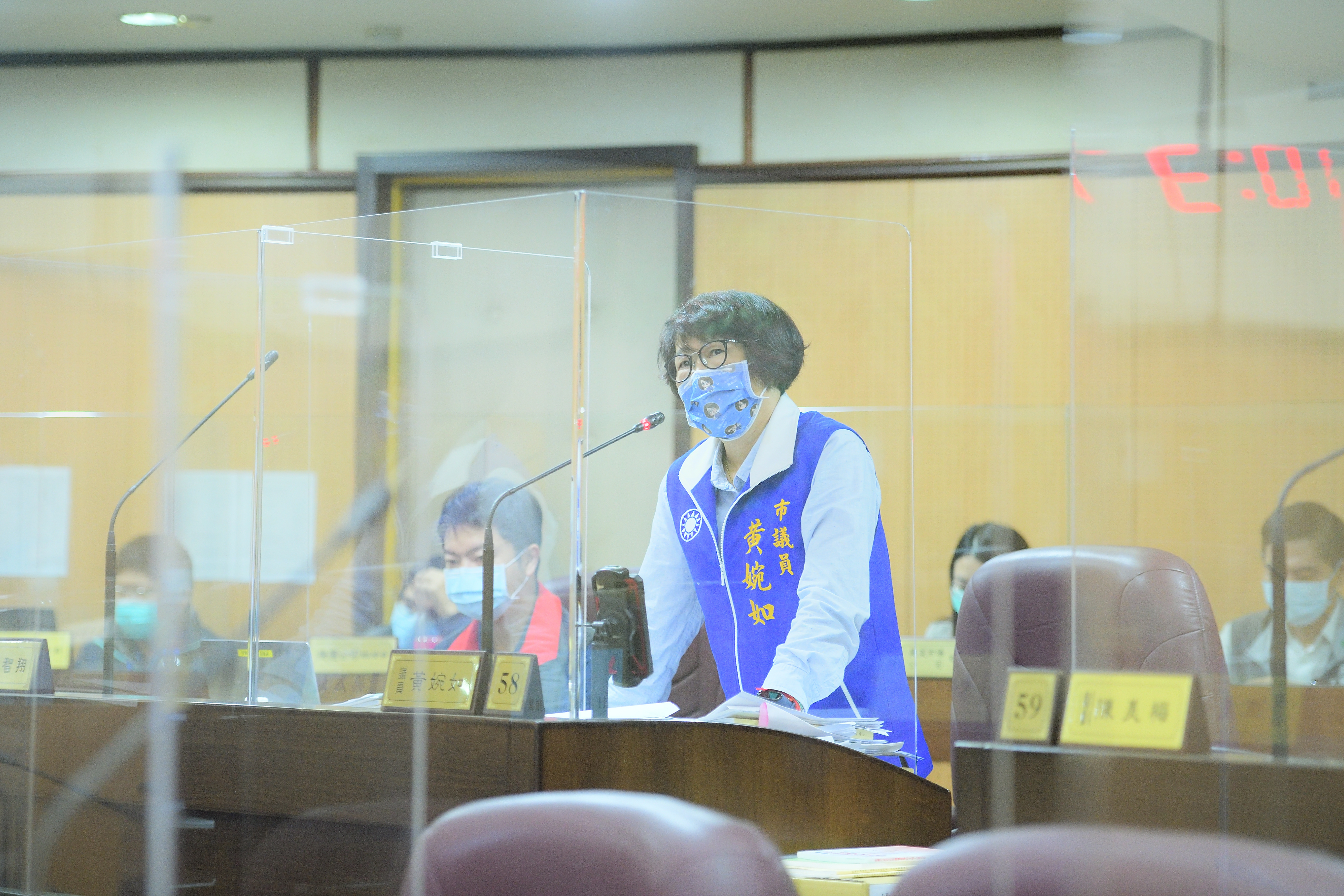 桃園市議員黃婉如質疑越南的都市發展有比台灣進步嗎？提案刪除都發局考察預算獲表決通過。（翻攝自桃園市議會）