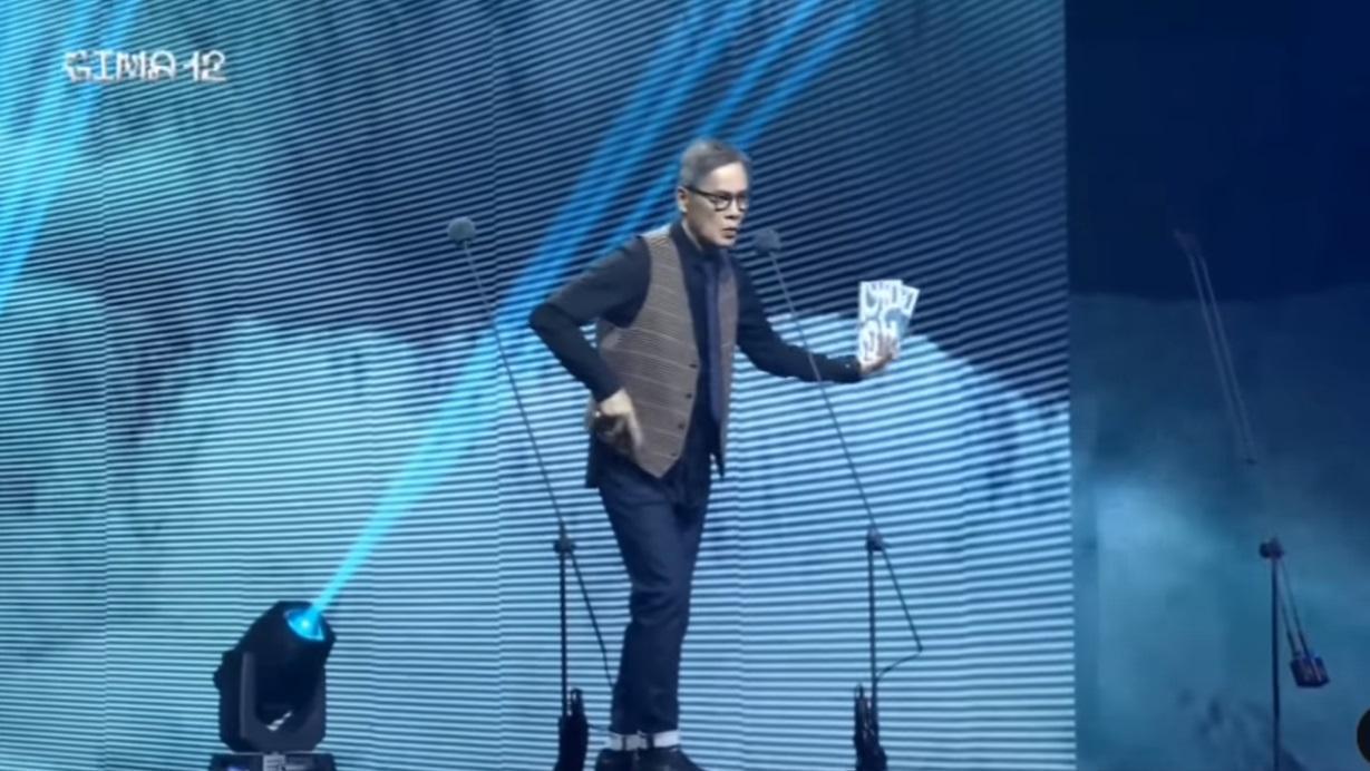 羅大佑擔任金音獎頒獎人,突然說出「我是羅大佑,看著我」引發動漫迷討論。(翻攝YouTube頻道「卡布日記」)