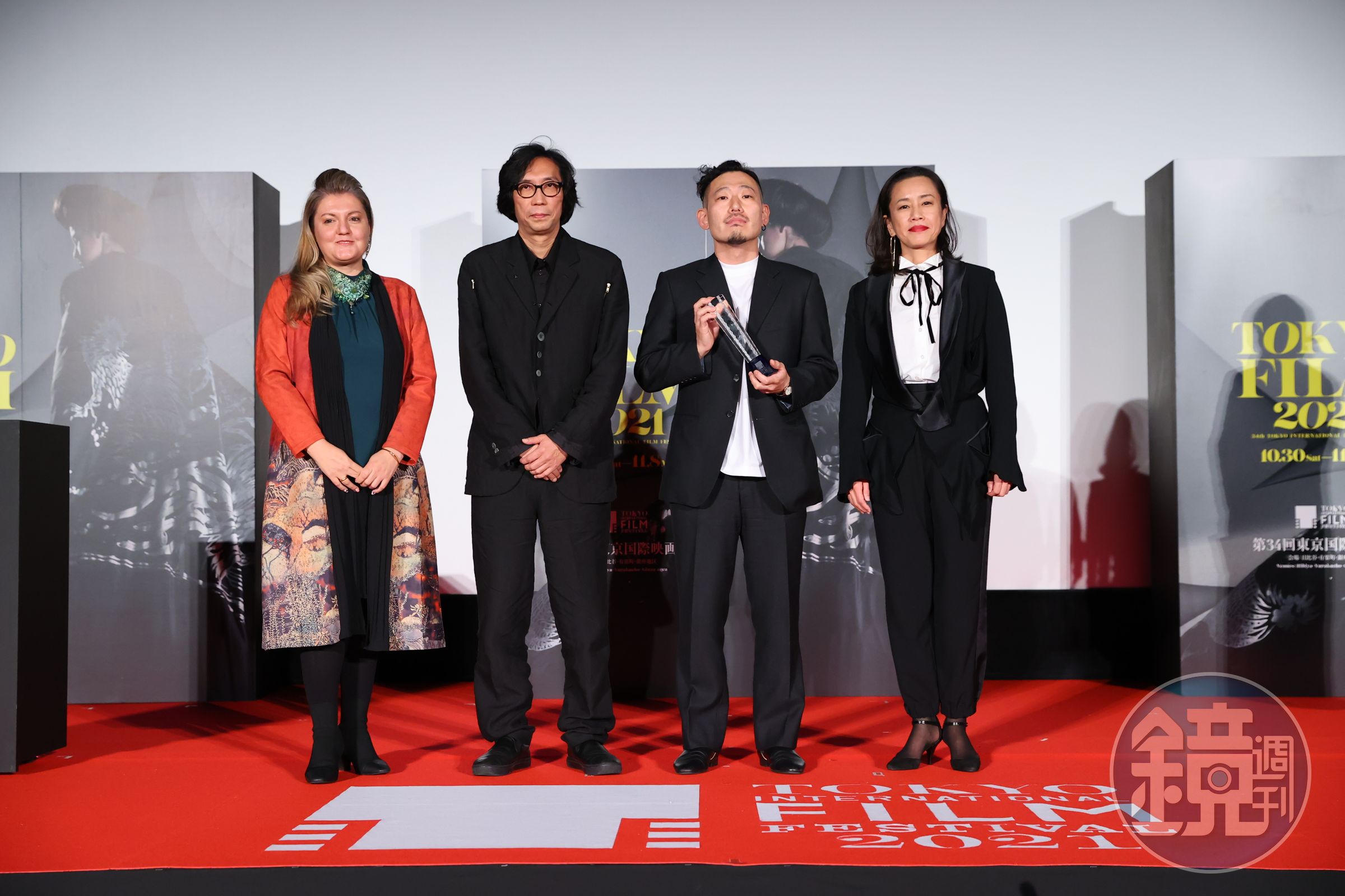 行定勳導演（左二）擔任本屆Amazon Prime Video TAKEONE短片的評審委員長，金允修（右二）以作品《星期天，風平浪靜》獲獎。（東京國際影展提供）