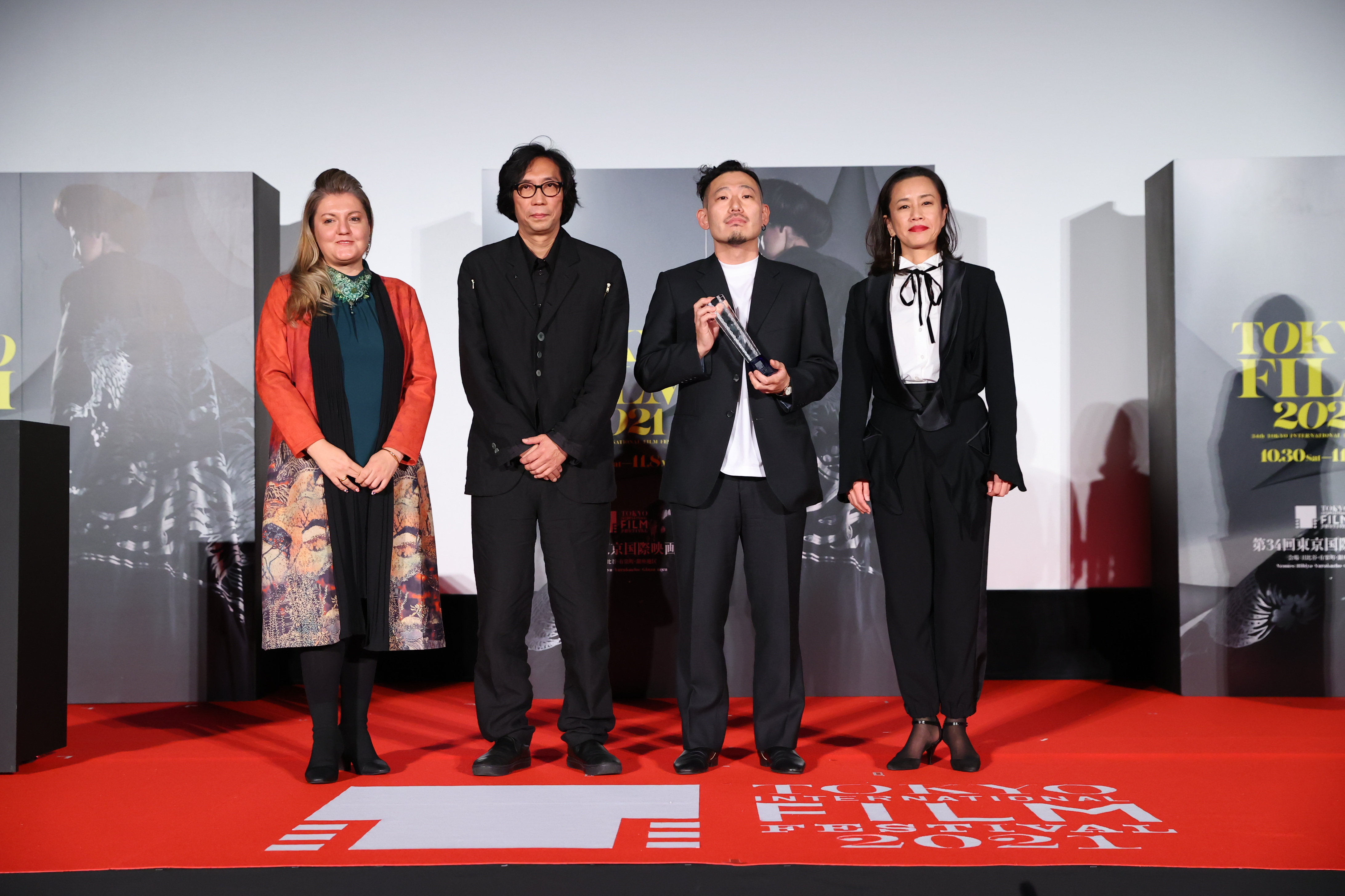 行定勳導演（左二）擔任本屆Amazon Prime Video TAKEONE短片的評審委員長，金允修（右二）以作品《星期天，風平浪靜》獲獎。（東京國際影展提供）