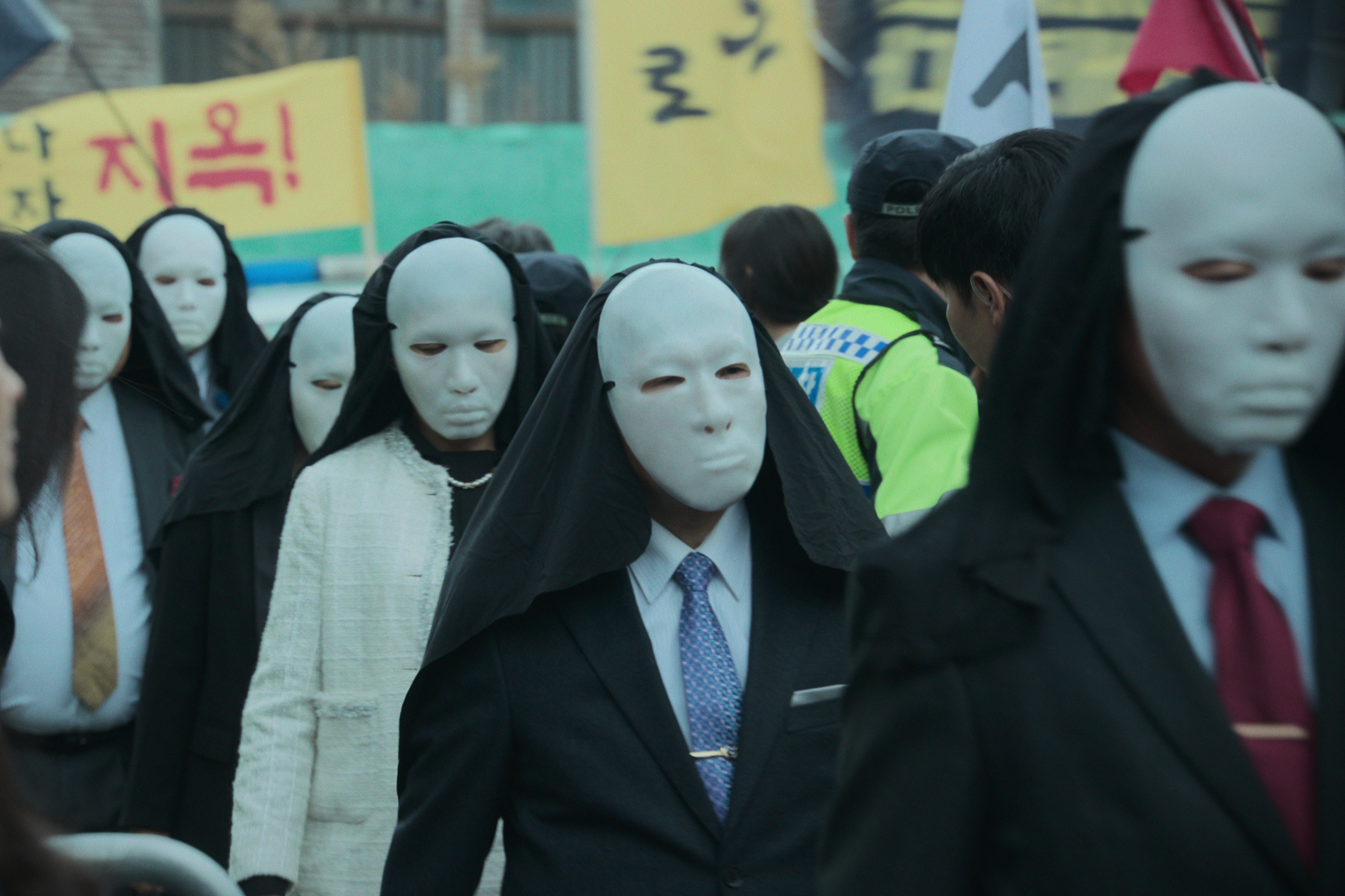 《地獄公使》描述在反烏托邦社會中價值觀已經徹底扭曲的人性。（Netflix提供）