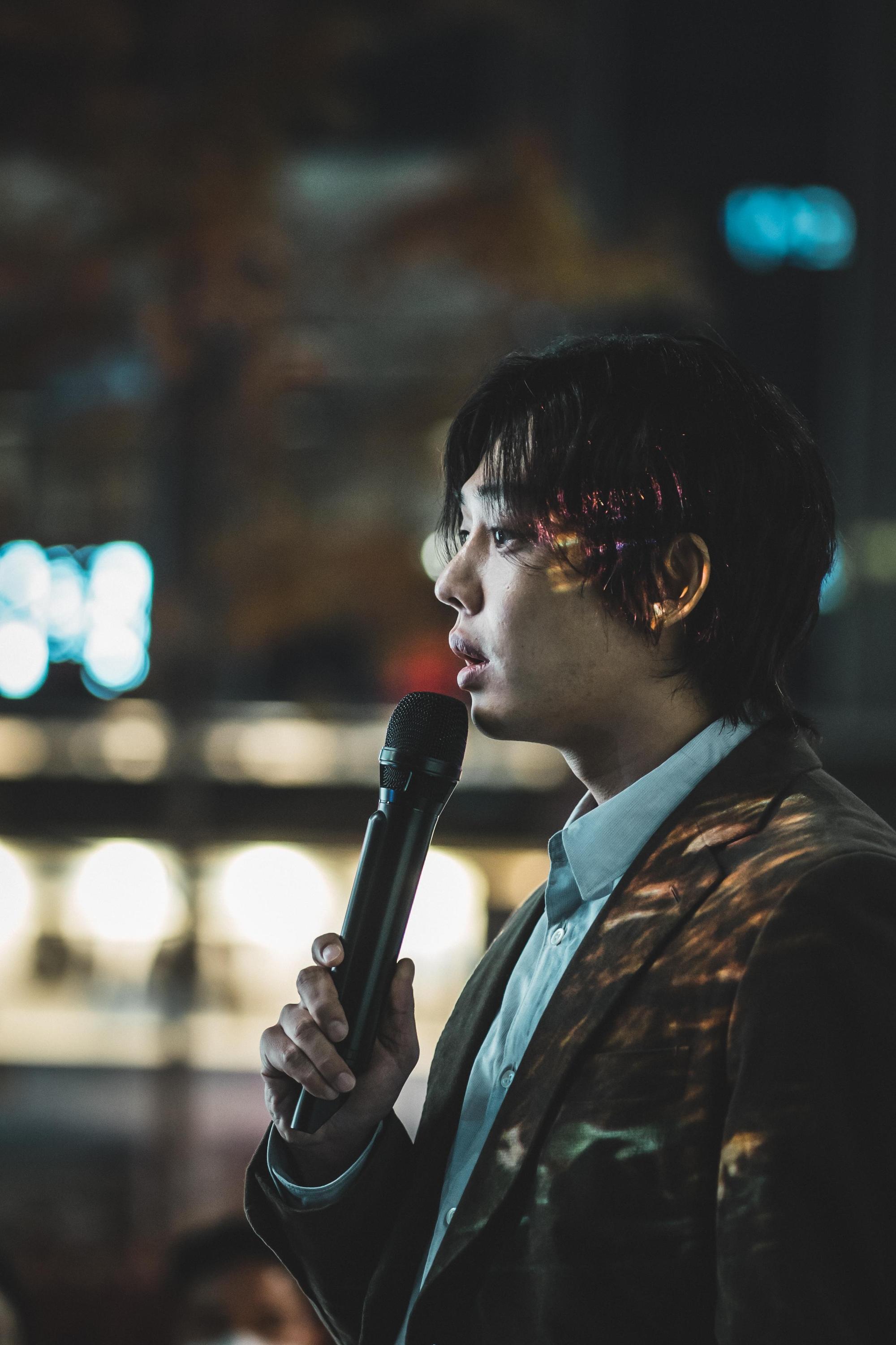 劉亞仁飾演新真理教議長，嚴肅表情教人望之生畏。（Netflix提供）