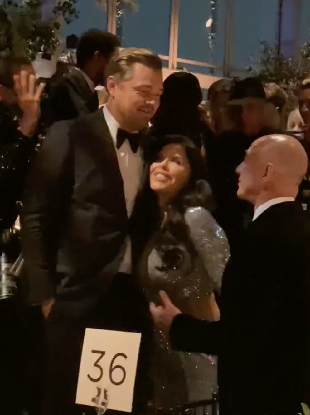 桑琪絲（中）整個人貼到李奧納多（左）身上。（翻攝barstoolsports推特）