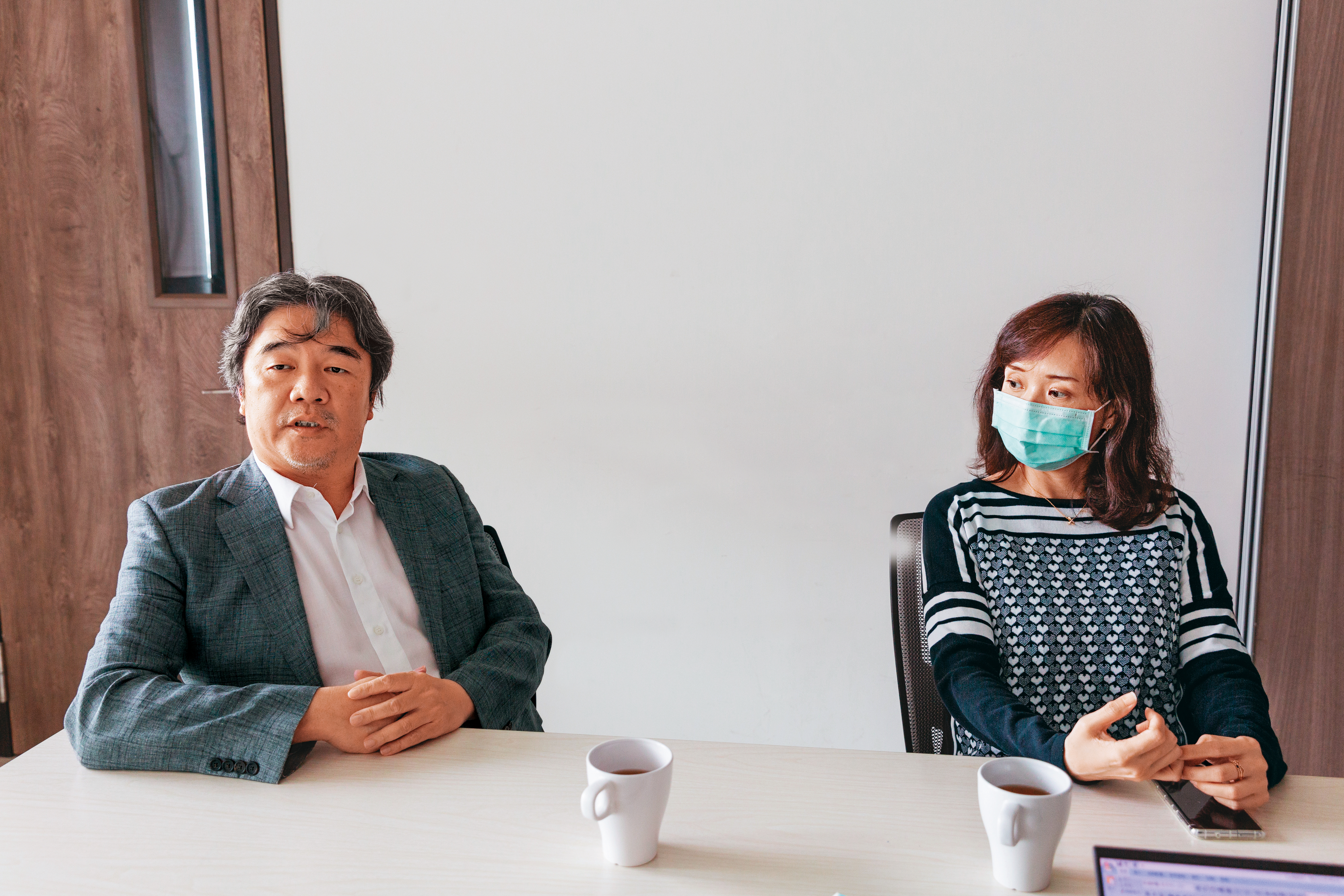 王必勝(左)夫妻接受專訪時,互動微妙,尤香玉(右)表示,他們相識多年、人際圈高度重疊,她對2人未來尚未做出決定。