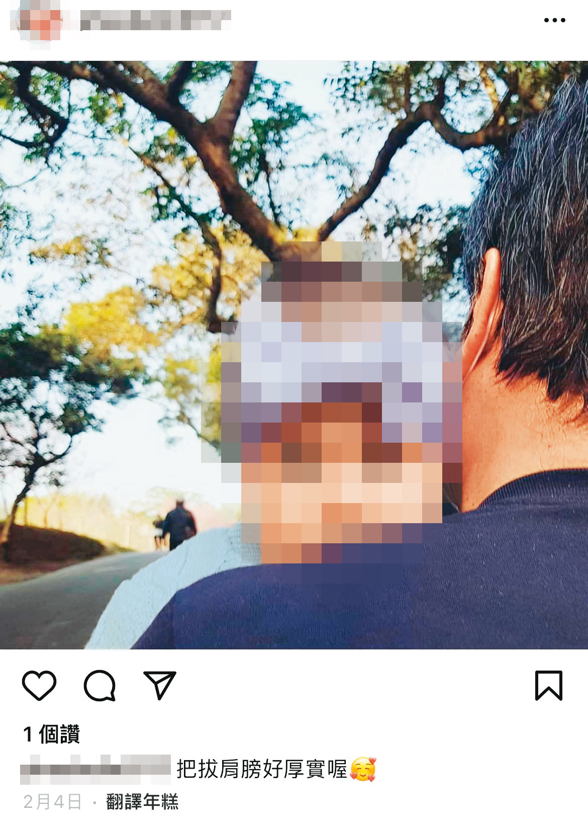 林女秀出女嬰與「把拔」照片，背對鏡頭男子疑為王必勝。（圖中女嬰已變裝處理，讀者提供）