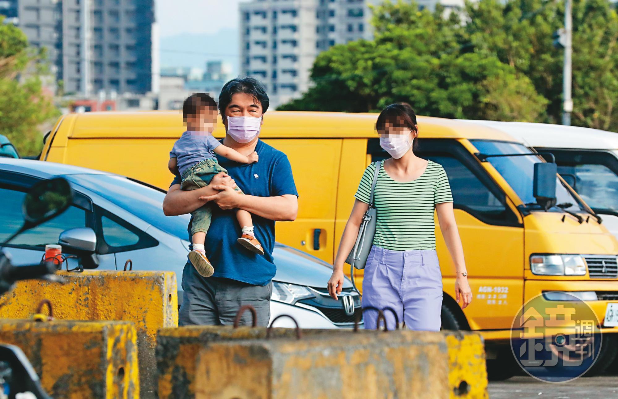 王必勝(中)被拍到與林姓護理師(右)過從甚密,還抱著林小姐的女兒一起出遊。(圖中母女均已變裝處理)
