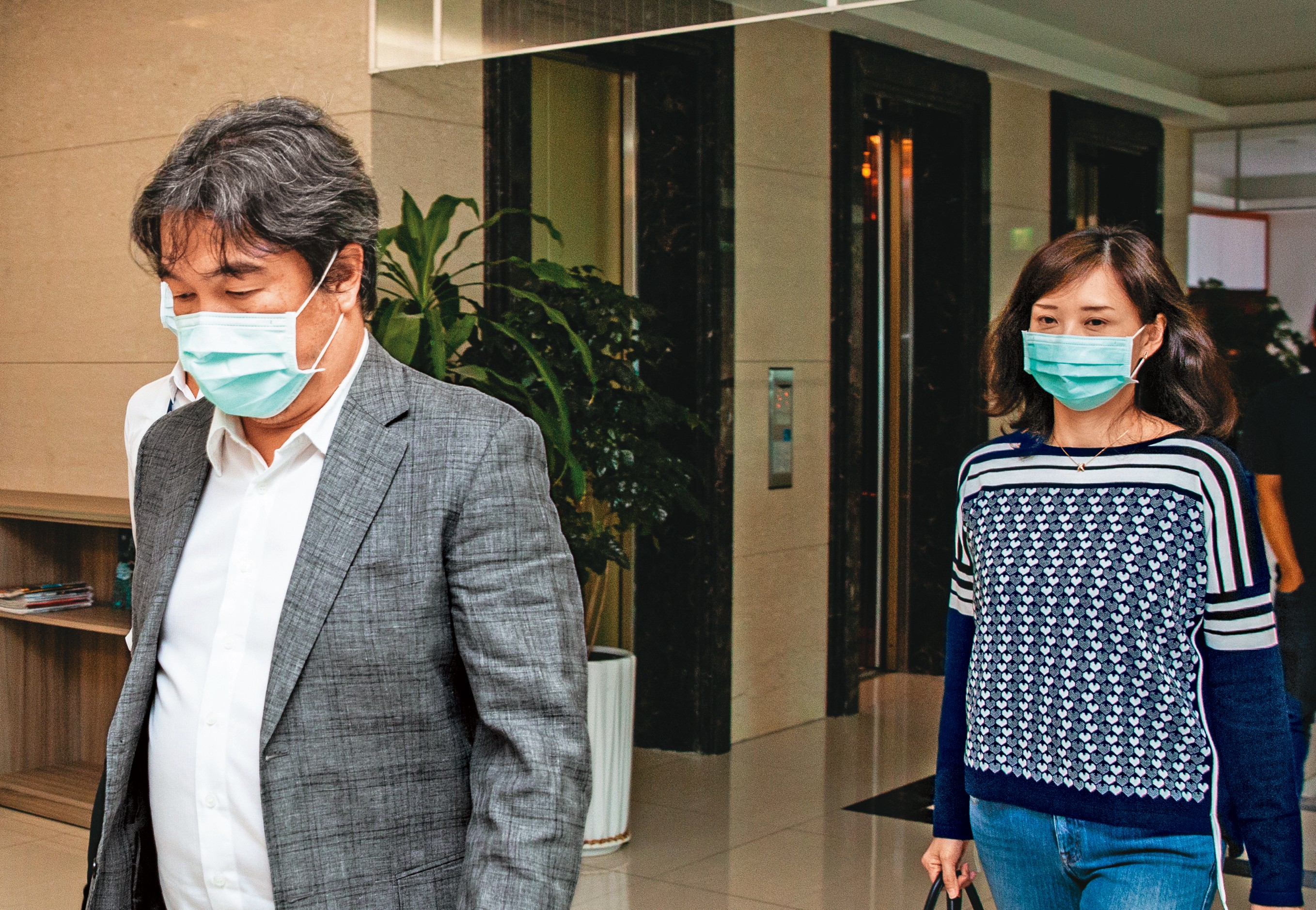 王必勝（左）在專訪中5度對妻子（右）、家人道歉，祈求原諒。