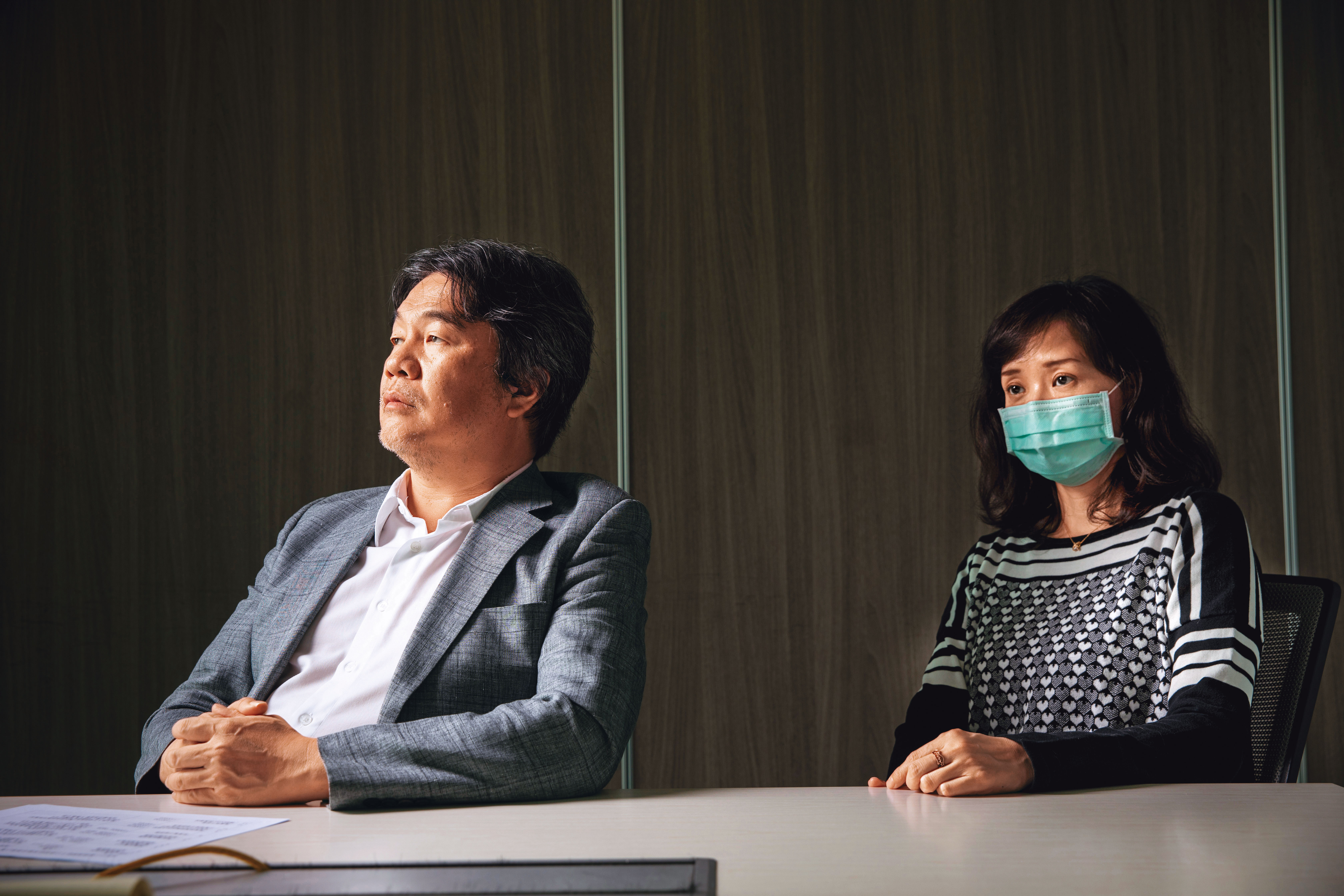 王必勝（左）與妻子尤香玉（右）接受專訪，2人都希望社會大眾對私領域的討論能夠停息。