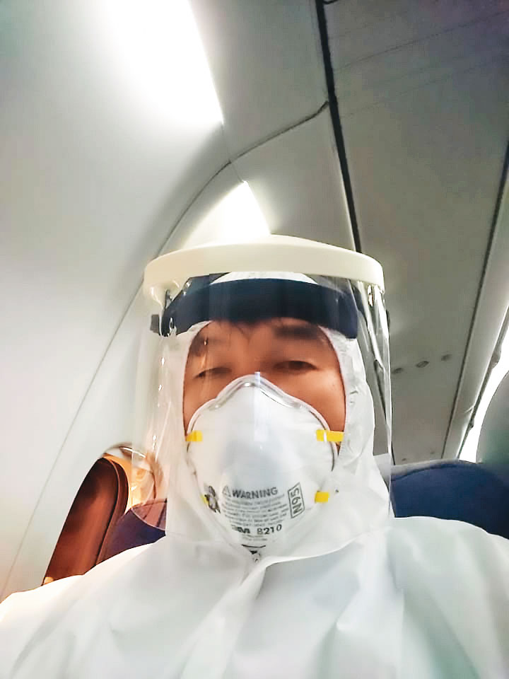 2020年1月王必勝率隊前往武漢天河機場接回2架台灣包機。（翻攝王必勝臉書）