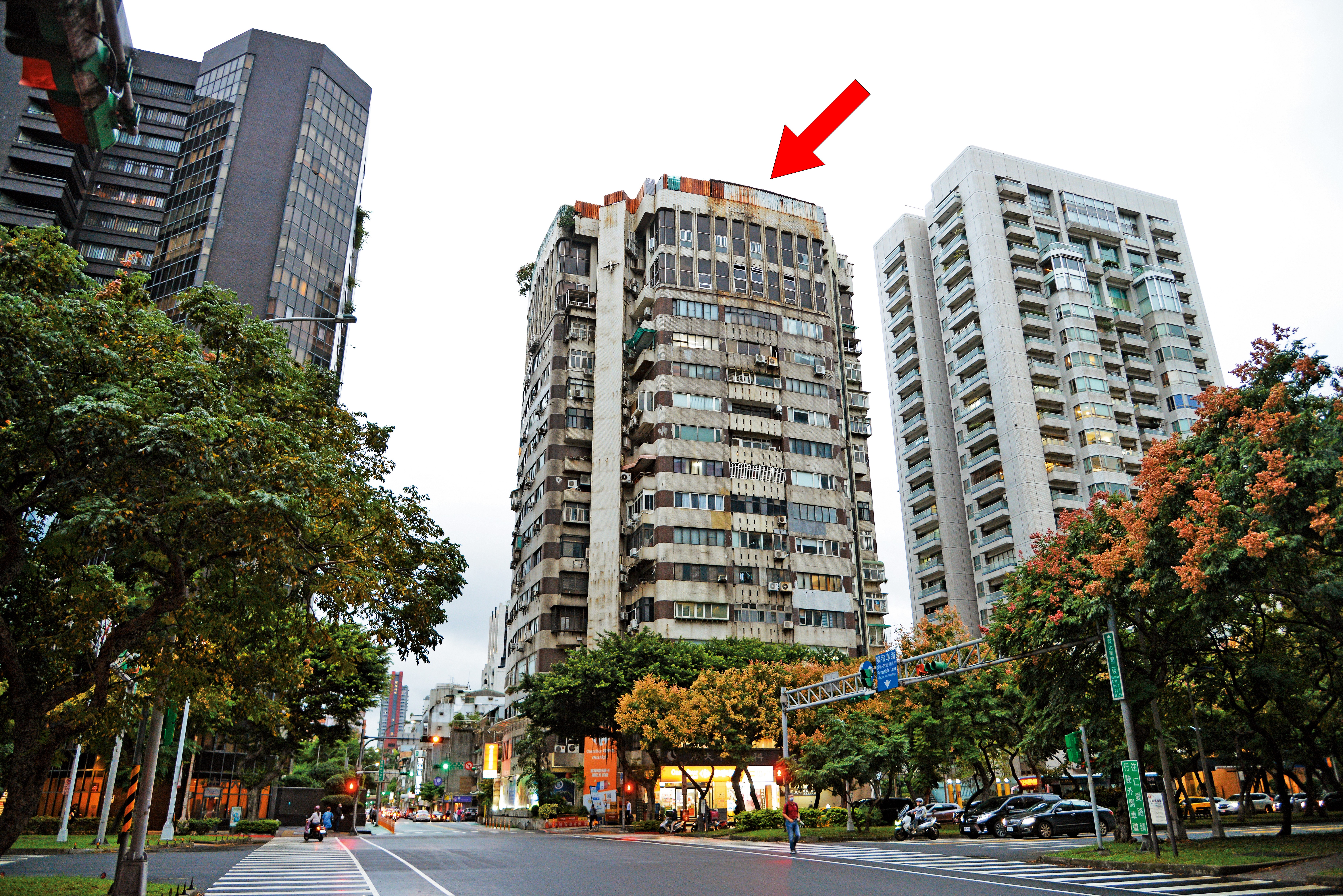 林肯大廈位在台北市精華路段，雖然屋齡超過40年，但房價居高不下。