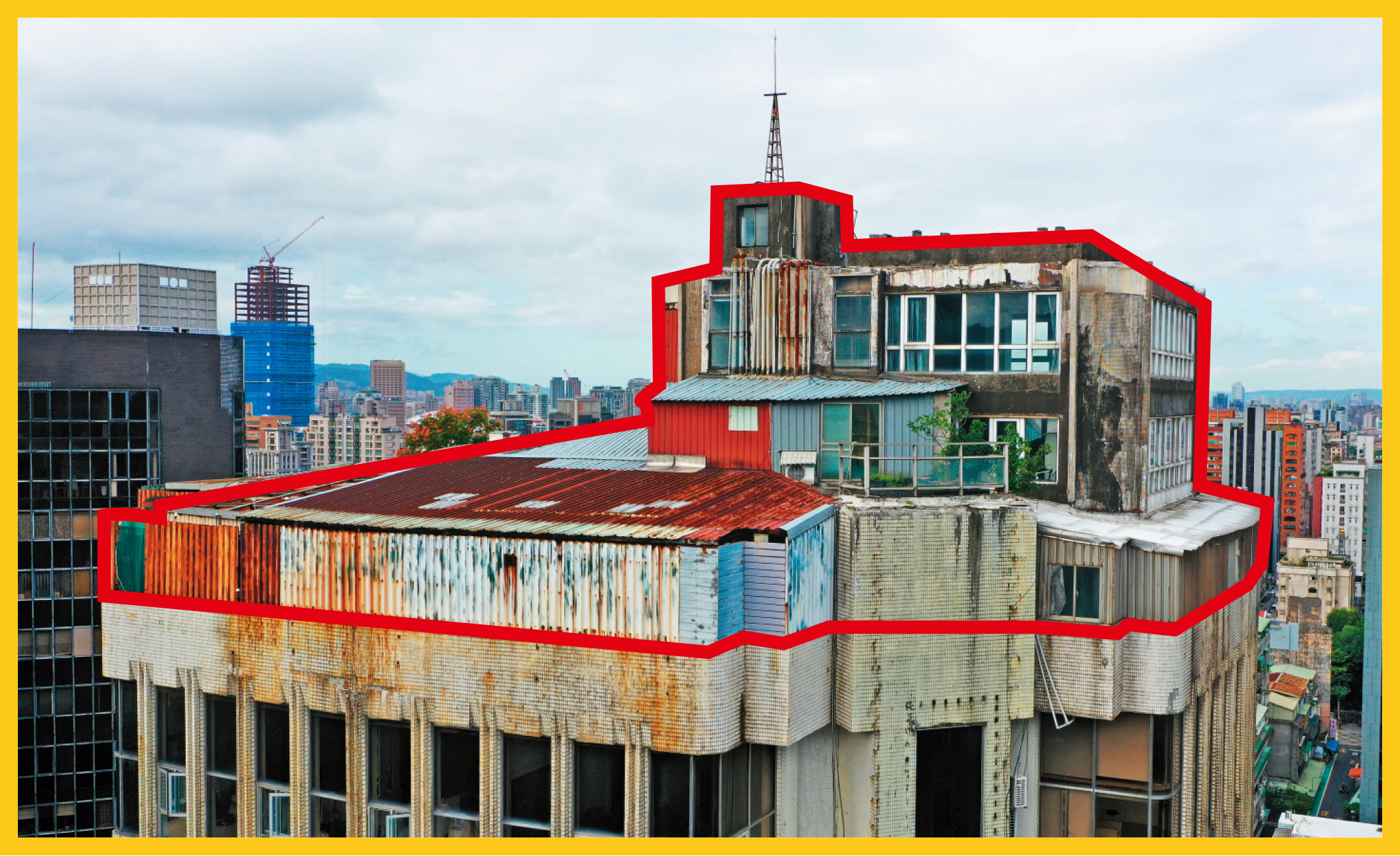 大廈的天台、屋突被霸占30年，蓋滿大型鐵皮違建（紅框處）。