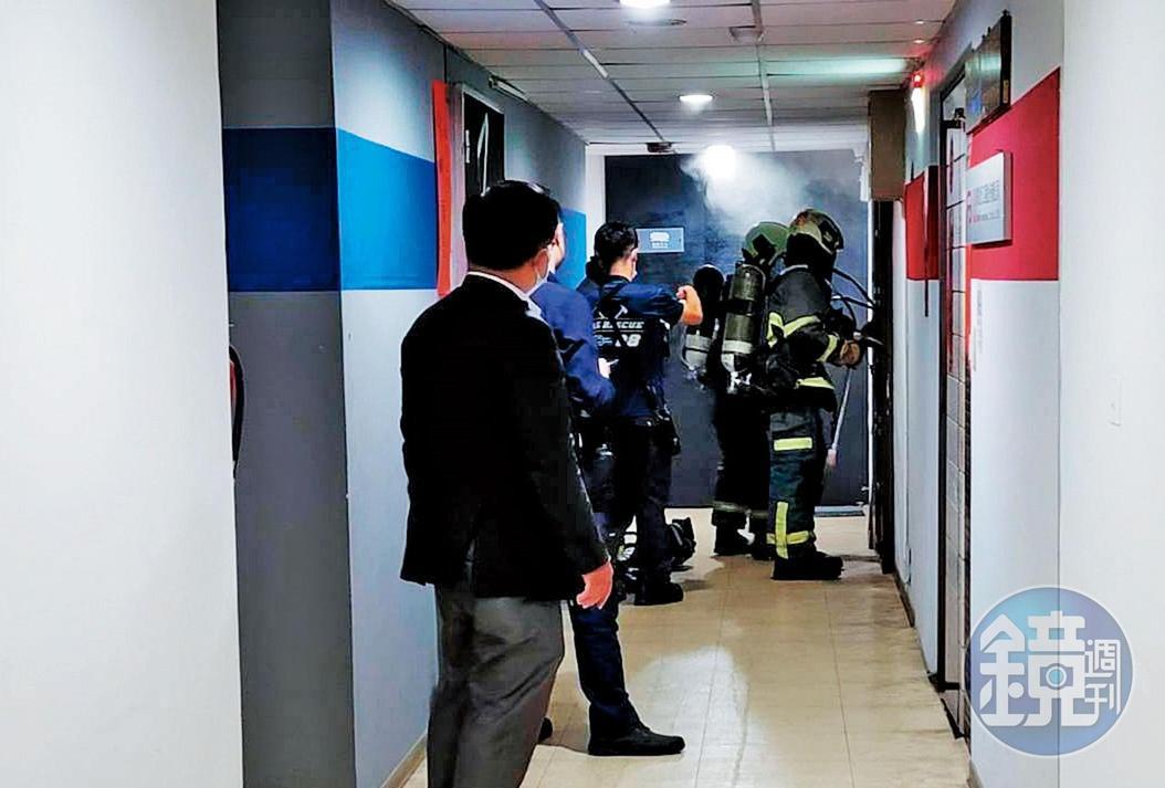 林肯大廈13樓10月底火災,警消破門救出被嗆昏的屋主。(讀者提供)