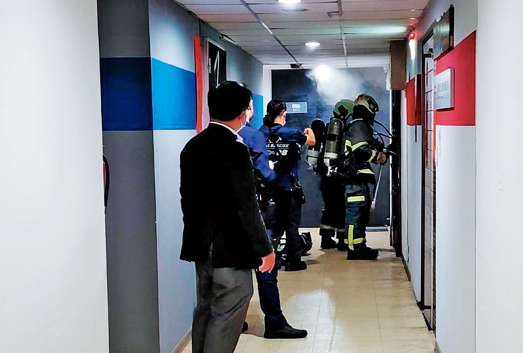 林肯大廈13樓10月底火災,警消破門救出被嗆昏的屋主。(讀者提供)