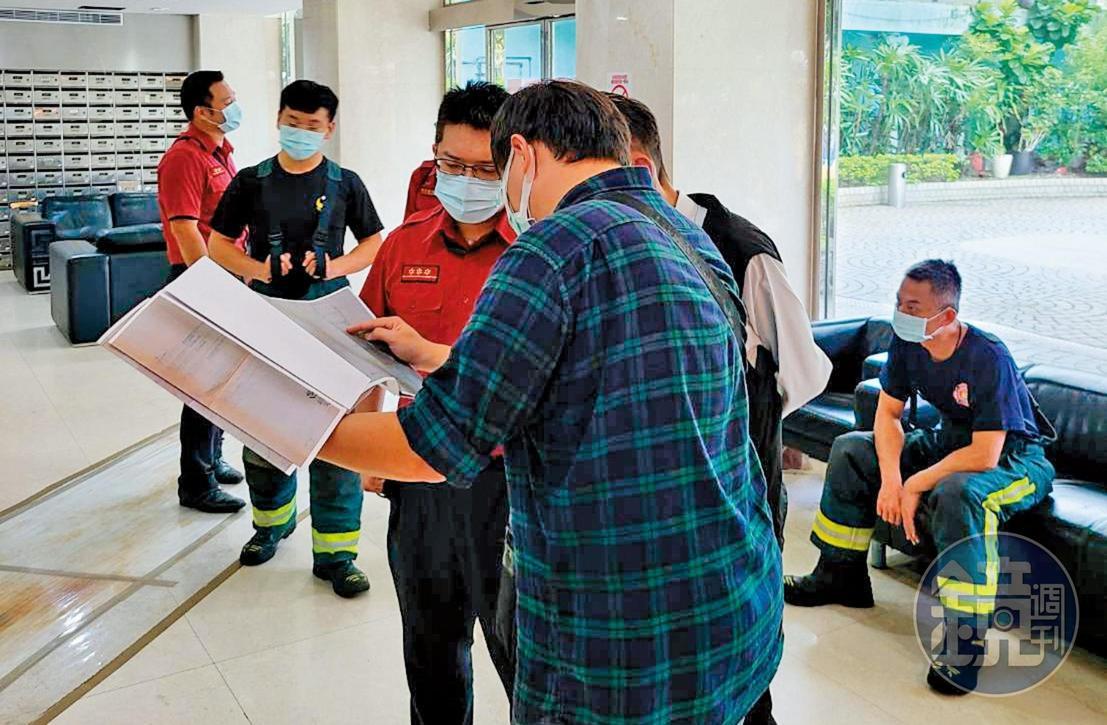 北市府建管處及消防局接獲檢舉，本月初派人到林肯大廈會勘。（讀者提供）