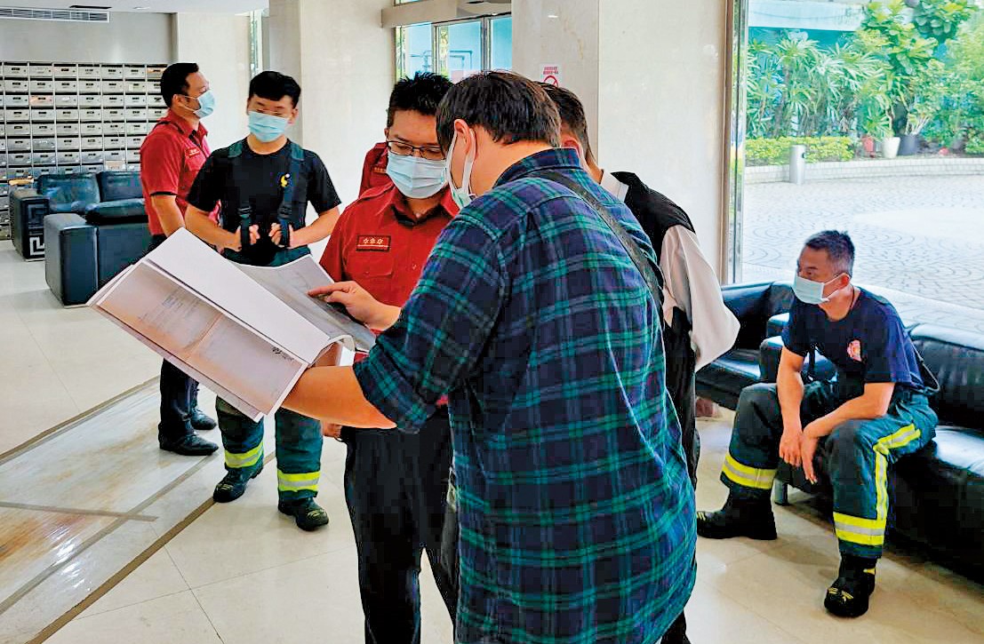 北市府建管處及消防局接獲檢舉，本月初派人到林肯大廈會勘。（讀者提供）