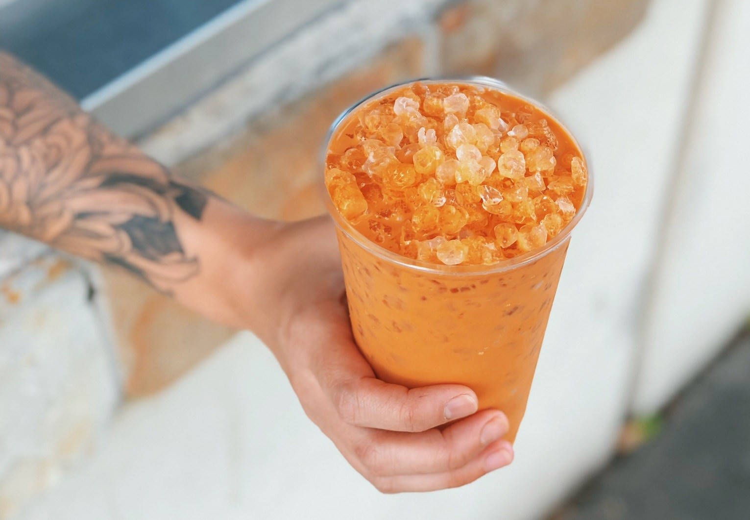 有民眾在得知泰奶為橘紅色的原因後，認為有違法疑慮，向食藥署檢舉。（翻攝自網路）