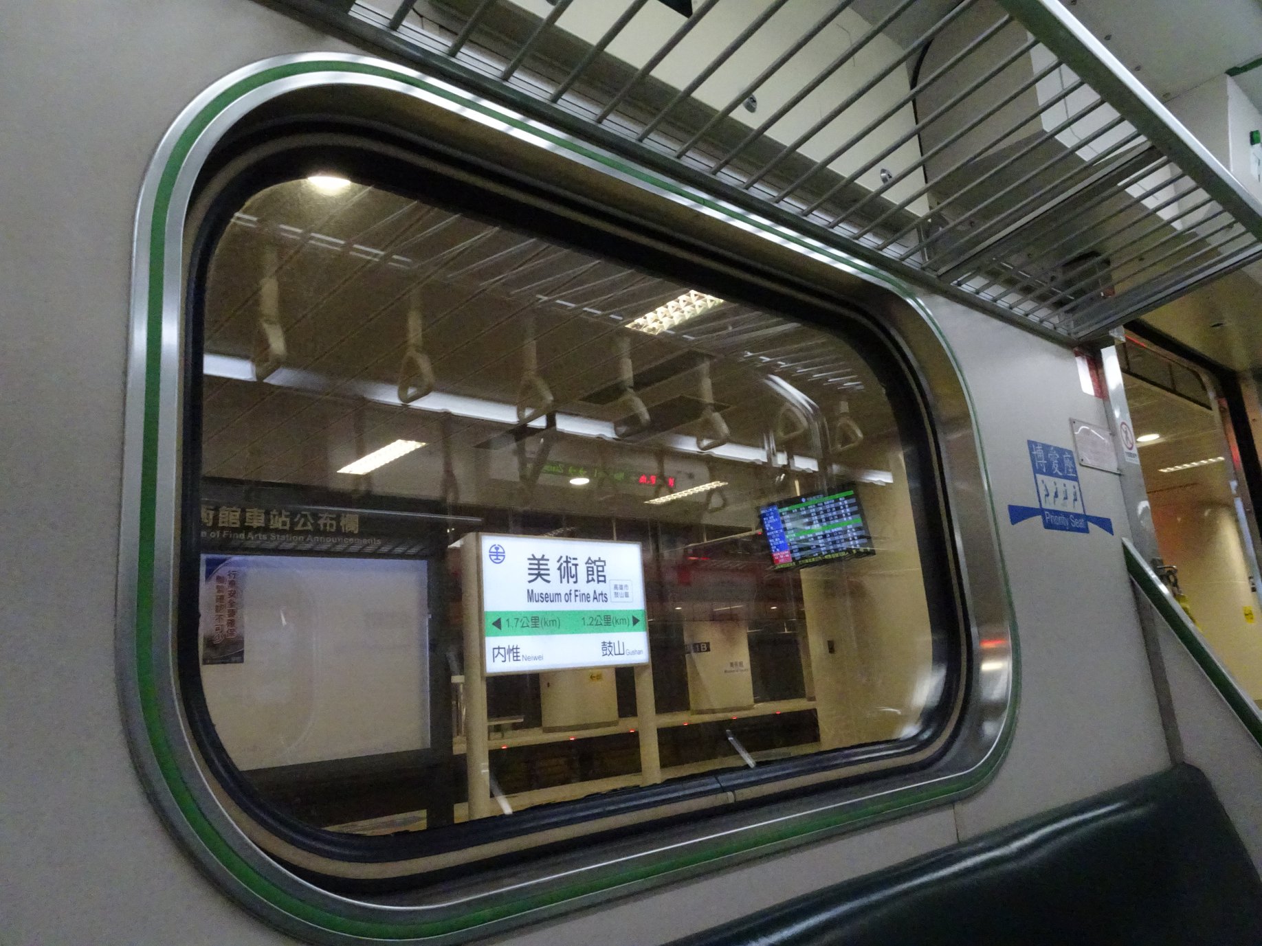 台鐵高雄美術館站在站內就包含3種英文翻譯。（翻攝自臉書）